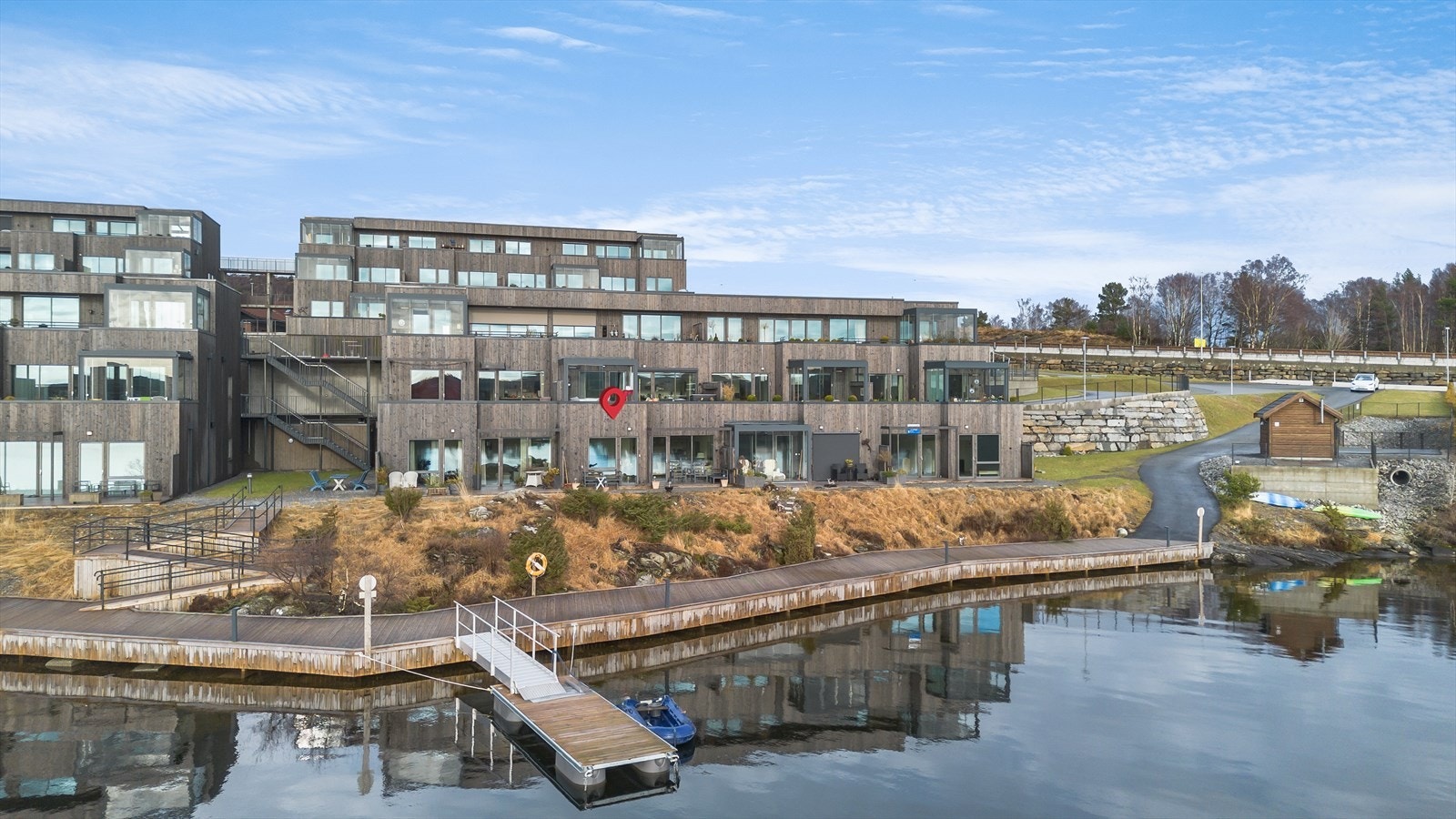 Fin beliggenhet mot vannkanten ved Aksdalsvatnet Galleribilde