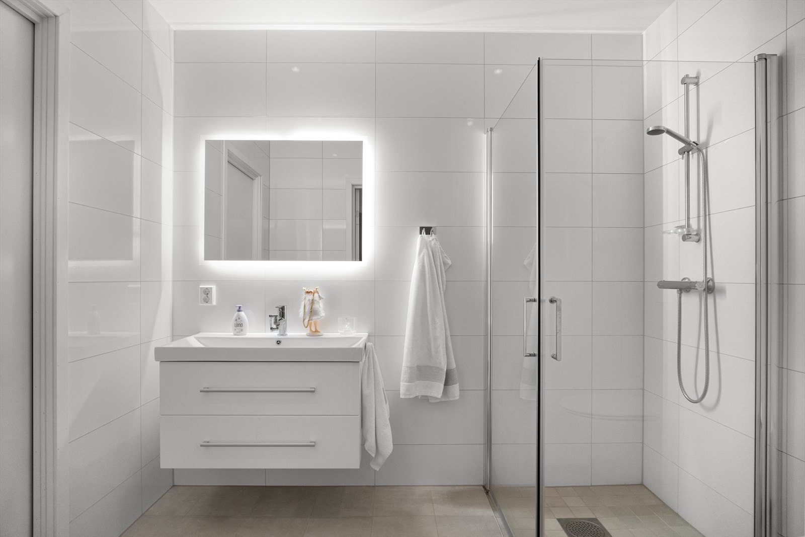 Pent helfliset bad Galleribilde