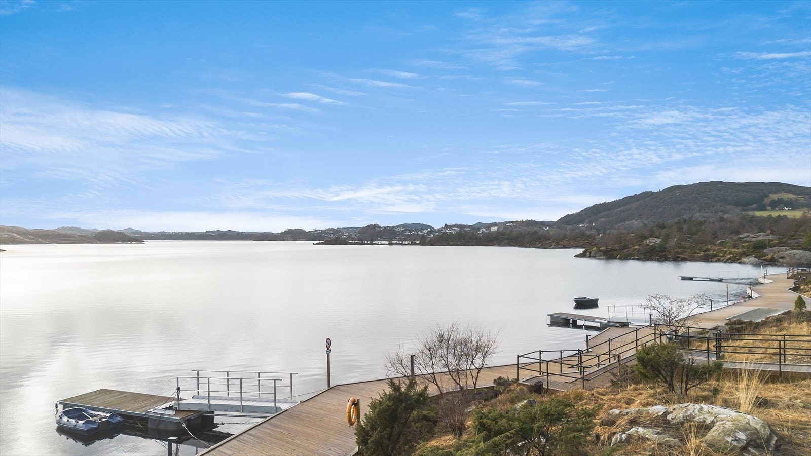 Flott opparbeidet fellesområder langs vannet Galleribilde