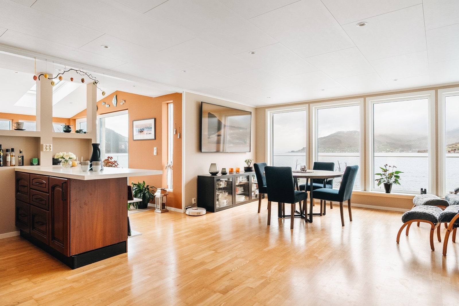 De store vindusflatene er gjennomgående. I 2020 ble samtlige vinduer i synsfeltet byttet. Galleribilde