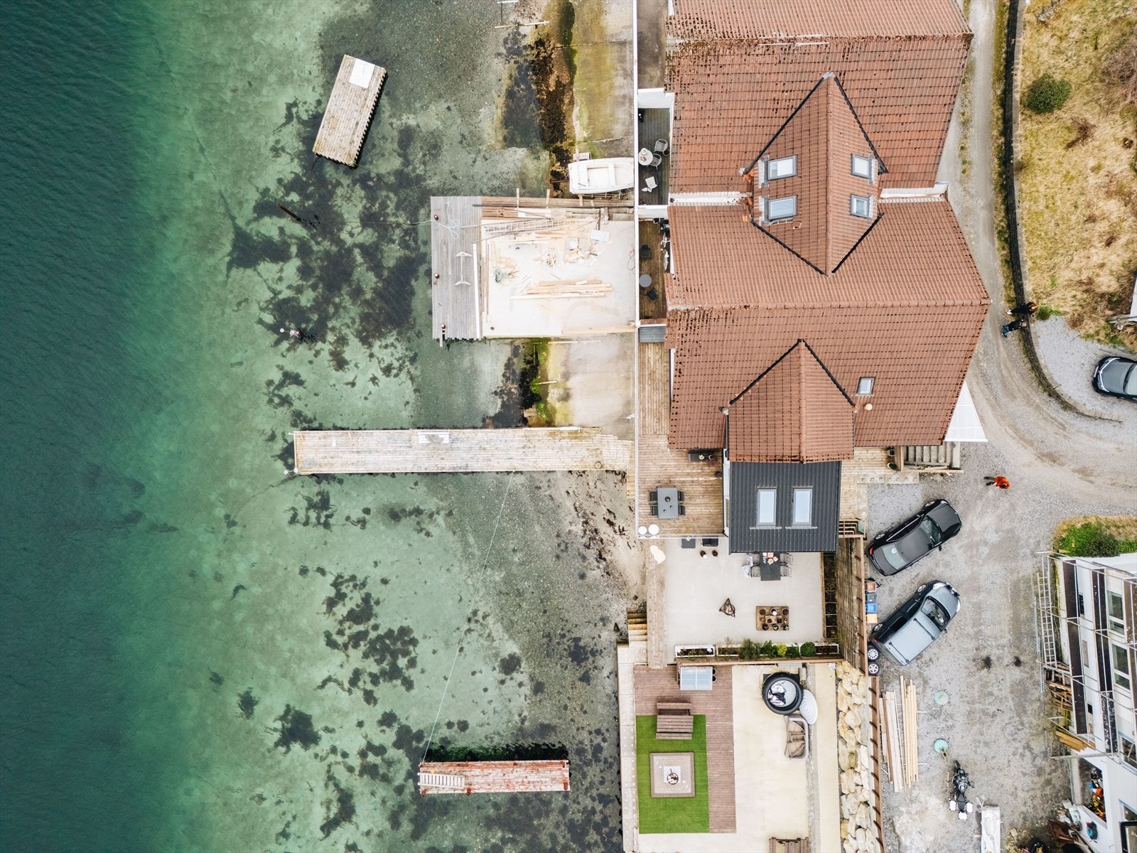 En eventyrlig tomt med stor kai, naust, egen strand, og store uteområder - denne må oppleves! Galleribilde