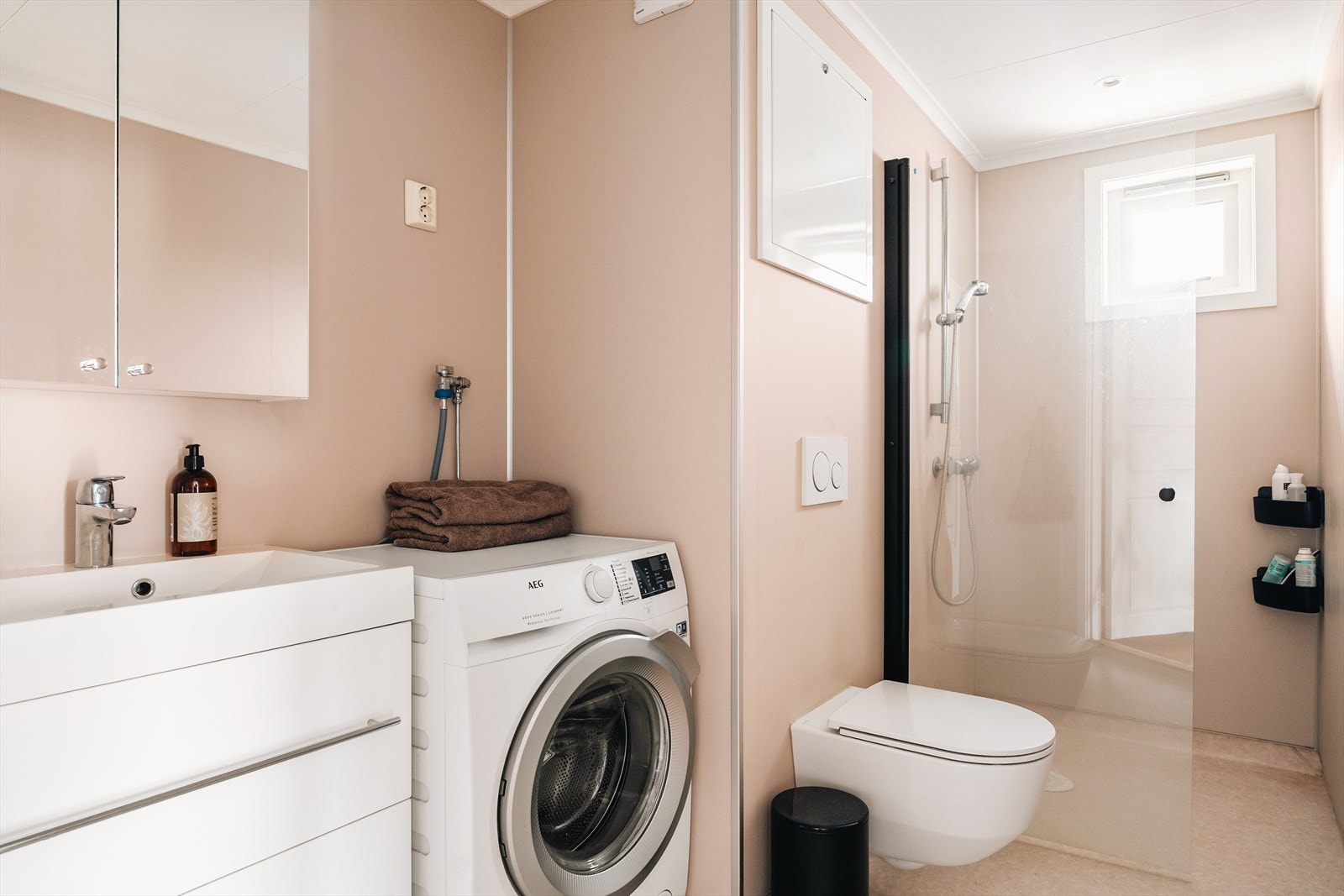 Nytt og moderne bad fra 2024, med varme i gulv. Galleribilde