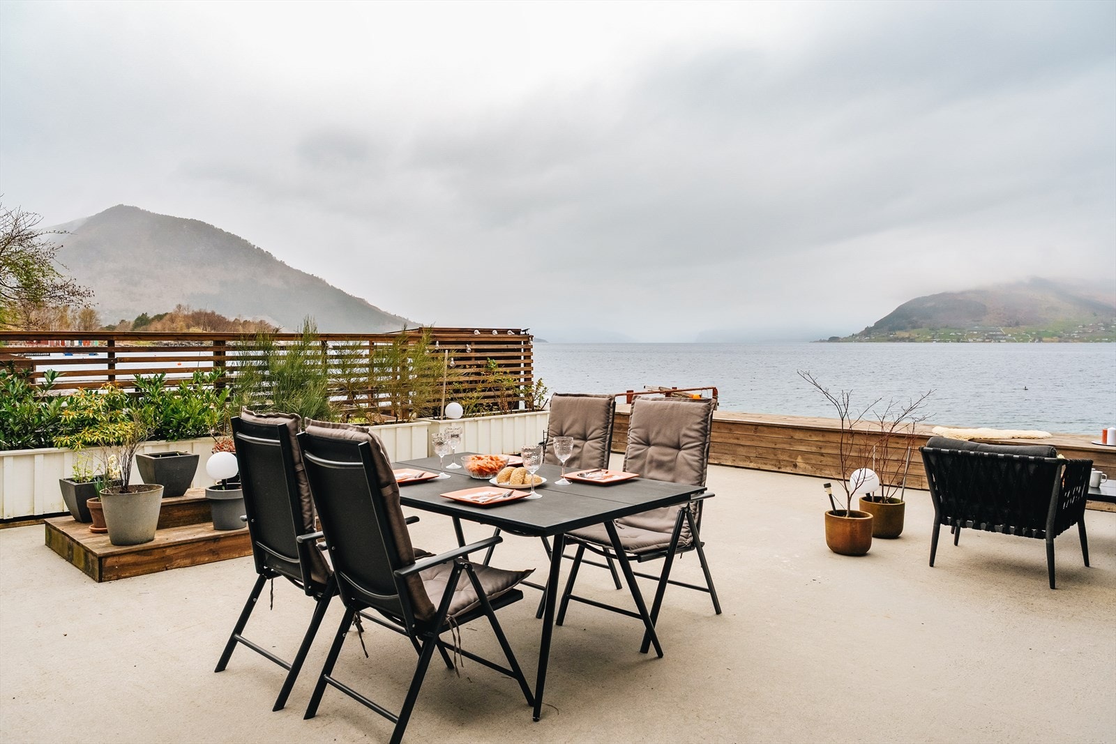 Boligen har et samlet terrasseareal på hele 153 kvm - en perfekt forlengelse av boligen på sommerstider. Galleribilde