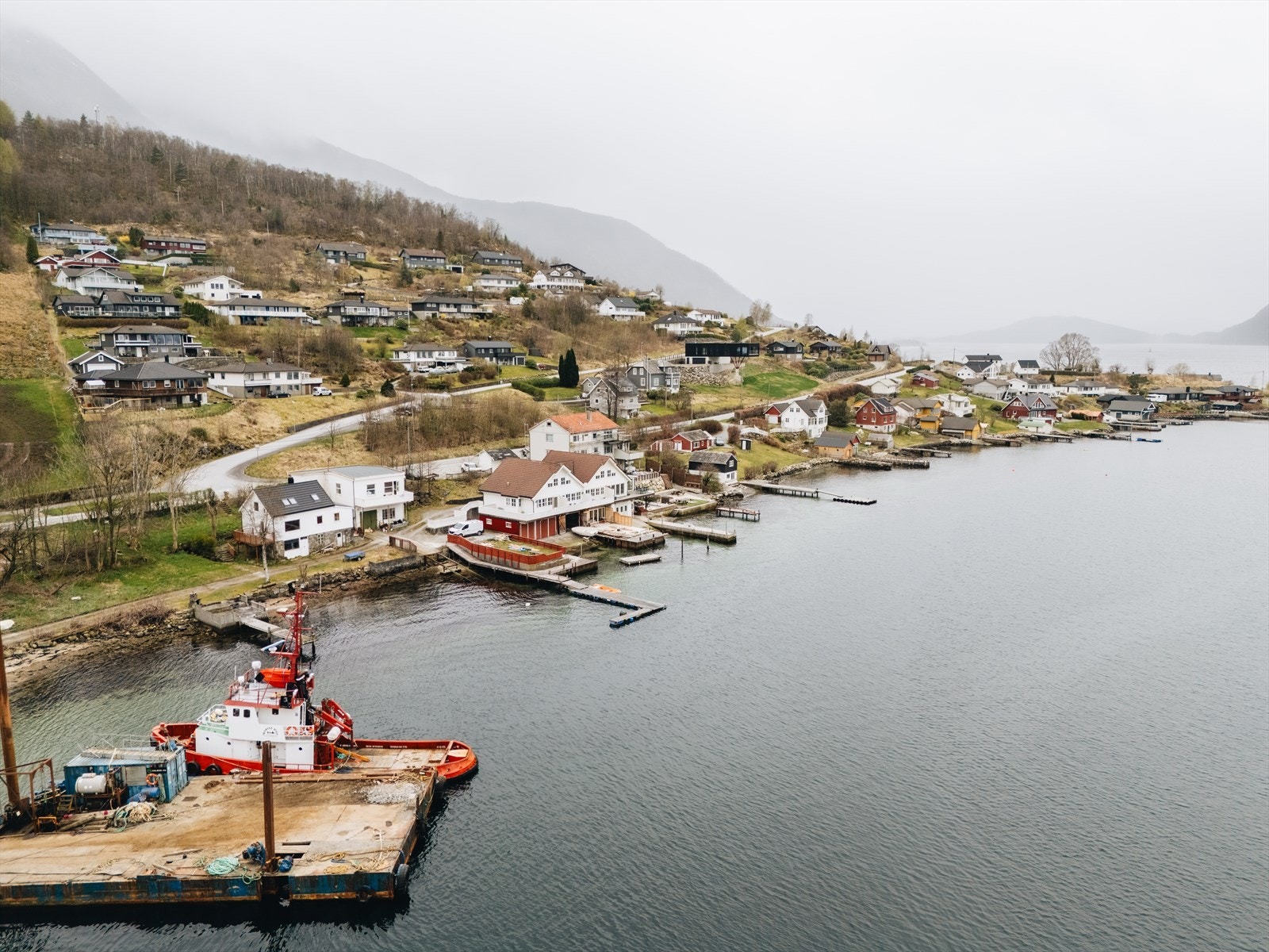 Fra boligen er det ca. 6 minutters kjøretur til idylliske Rosendal sentrum, hvor en finner dagligvare, spisesteder, og andre flotte servicetilbud! Galleribilde