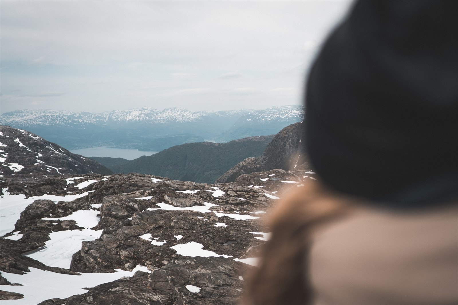 I Folgefonna nasjonalpark kan du bevega deg fra lune fjordarmar i Hardanger, gjennom opne dalar med fossande elver, forbi blågrøne brefall og opp på høgfjellet med utsyn over platåbreen Folgefonna. Galleribilde