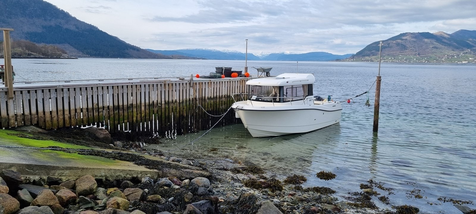 Selgers foto - båten kan vinterlagres i naustet. Ved kaien kan man legge til med båt opp til 23/24 fot. Ytterst er det aldri mindre dybde enn 1.2m ved fjære sjø. Galleribilde