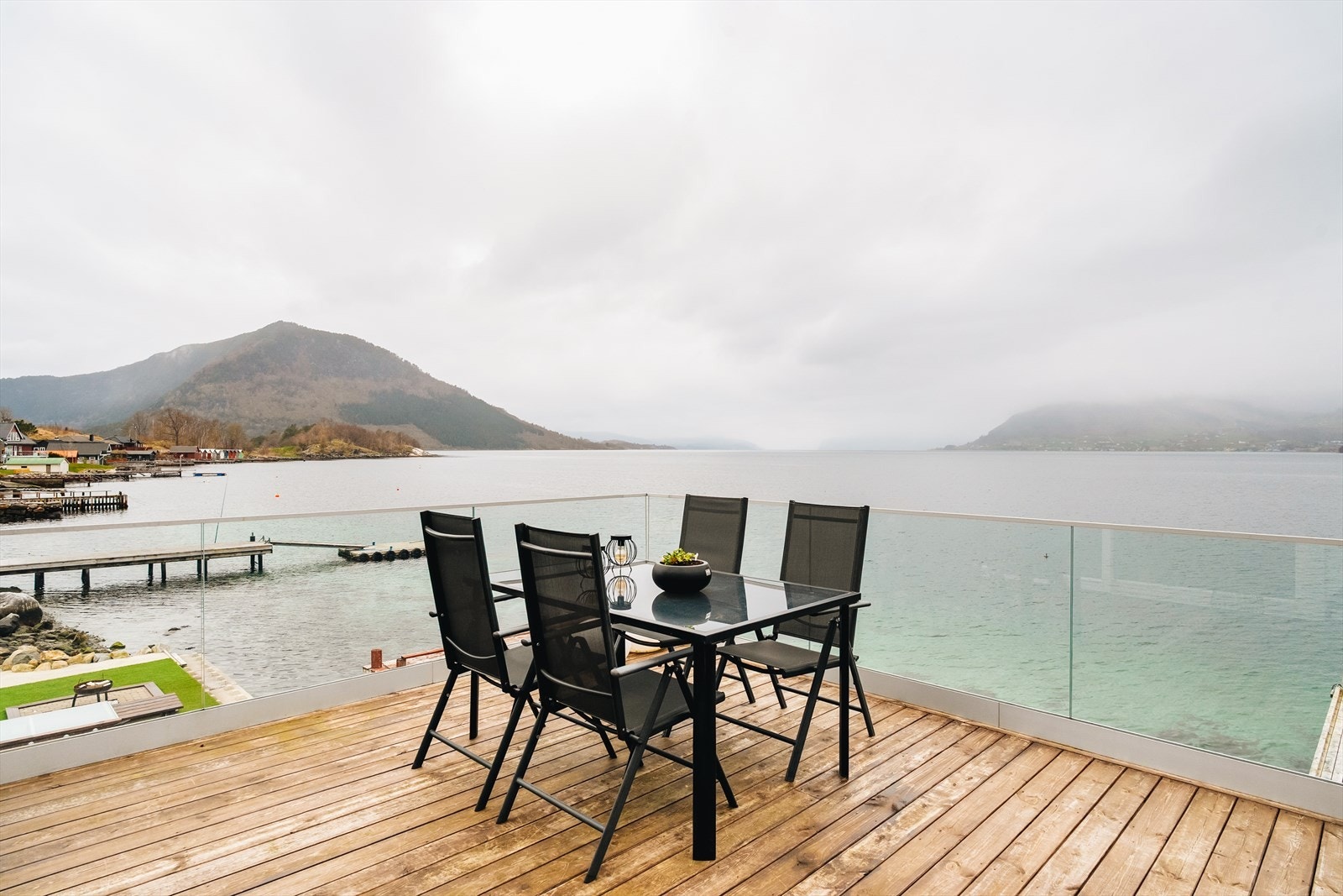 Fra stuen er det utgang til denne herlige terrassen hvor måltider og utsikt kan nytes. Galleribilde