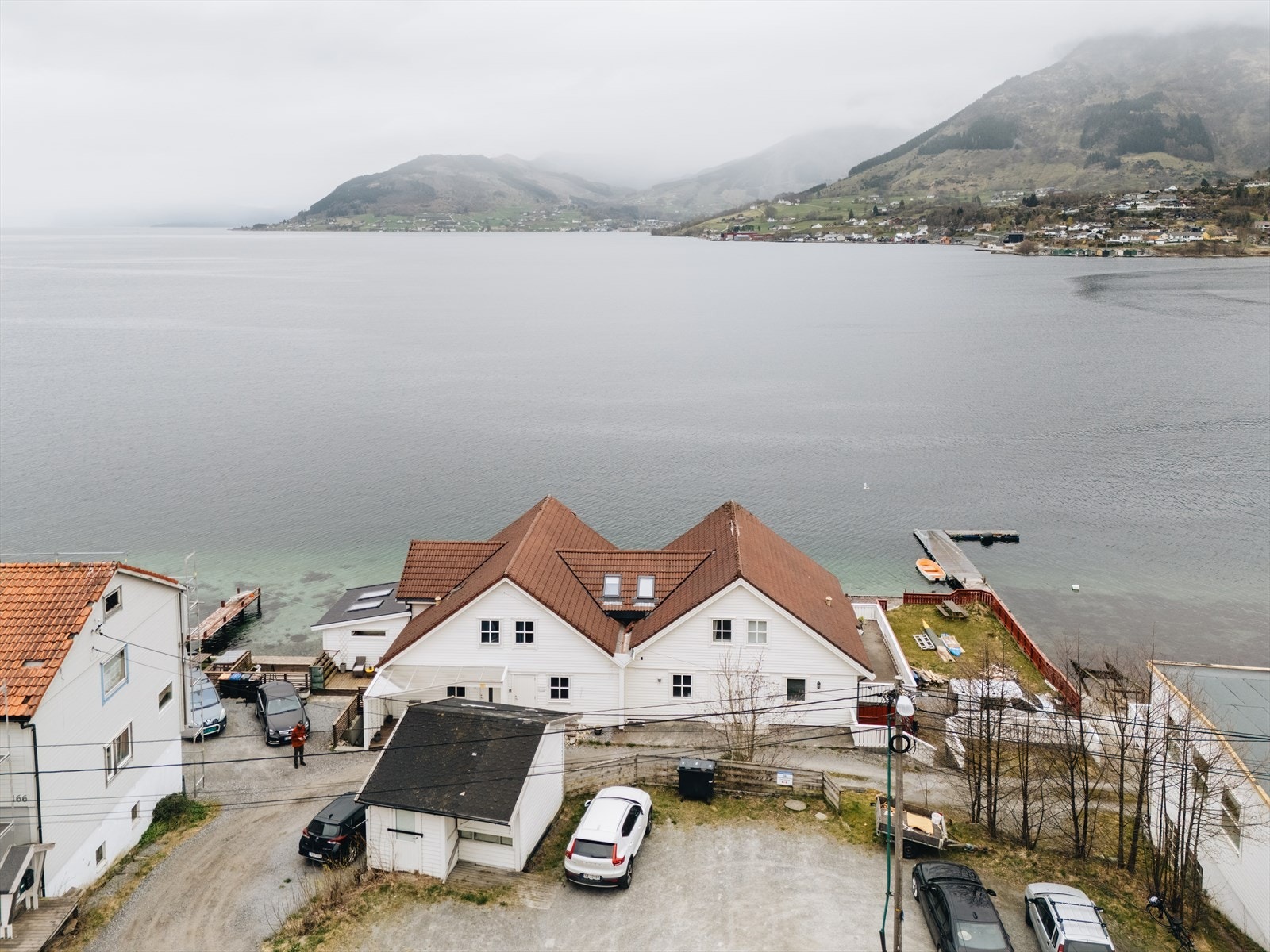 Boligen har biloppstillingsplass på egen tomt, i tillegg til bruksrett på nabotomt. Galleribilde
