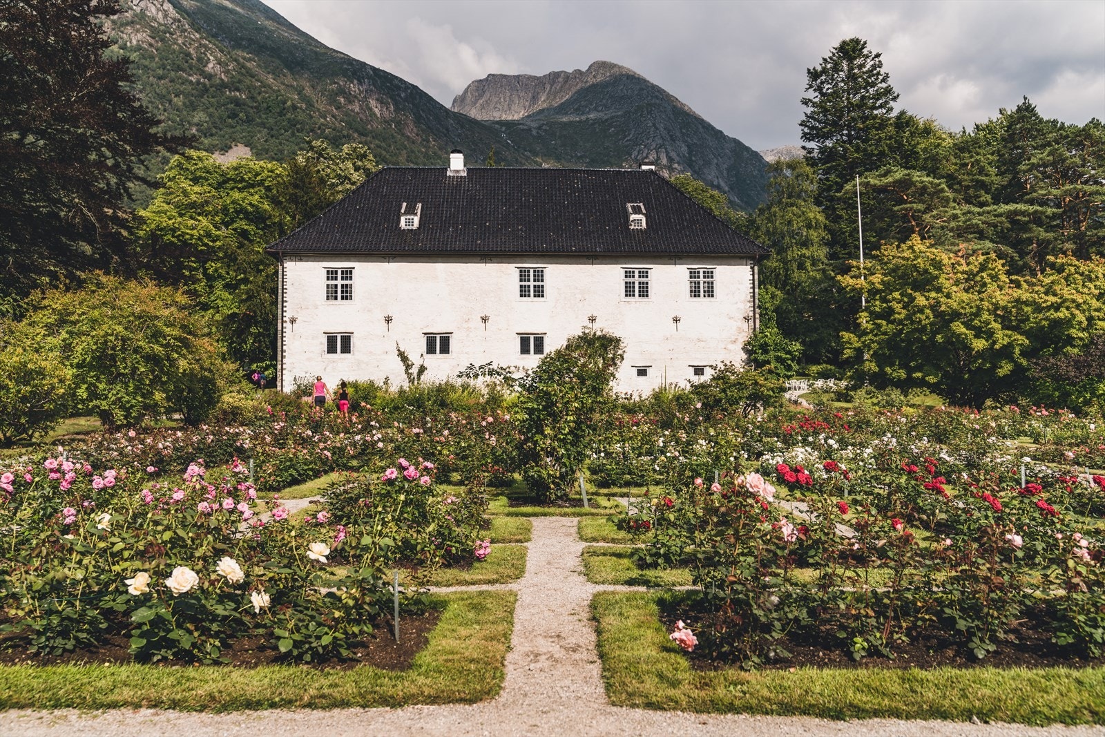 Rosendal ligger også den største turistattraksjonen i kommunen, Baroniet Rosendal, et museum som kaster lys over unionstiden med Danmark. Galleribilde