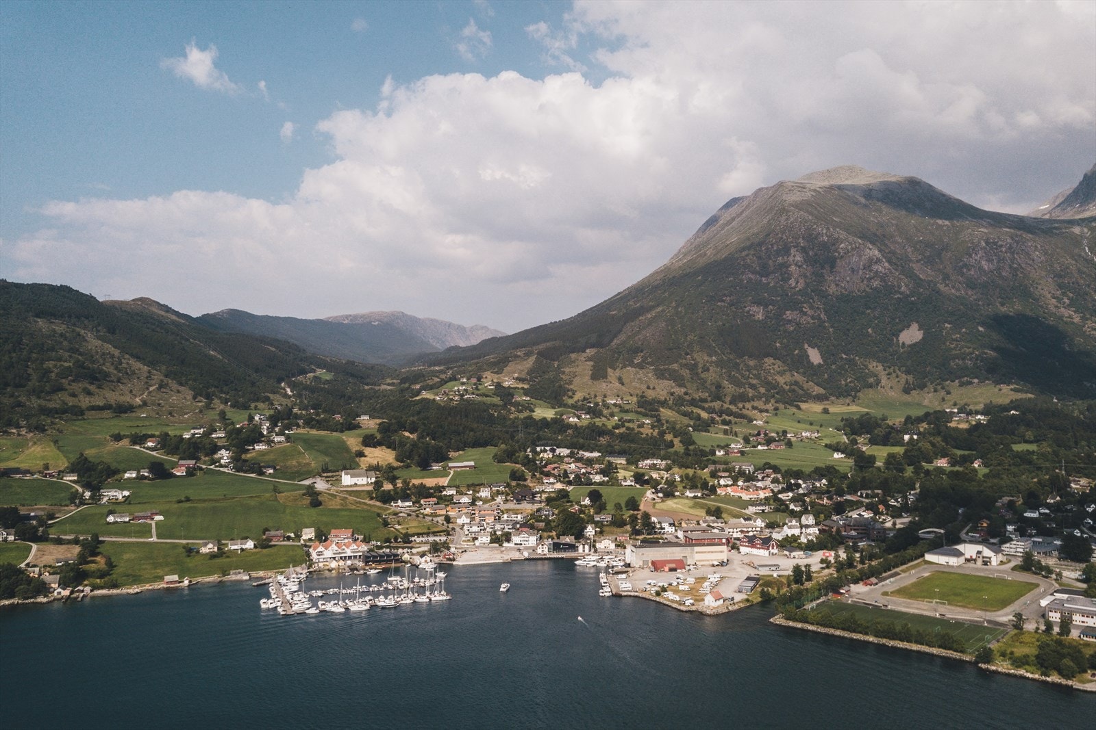 Hvert år arrangeres også festivaler som Rosendal Musikkfestival, Rosendal Mat & Kunstfestival m.fl. Galleribilde
