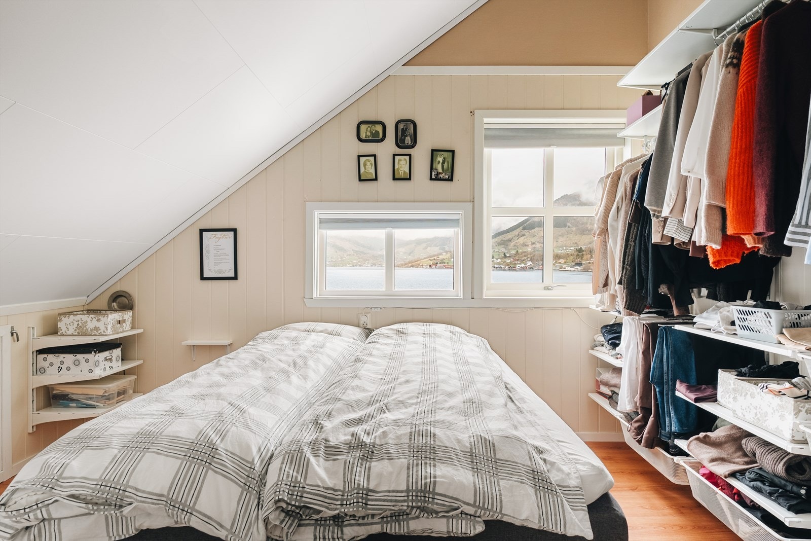 På loftet er det to soverom, loftstue og bad. Galleribilde