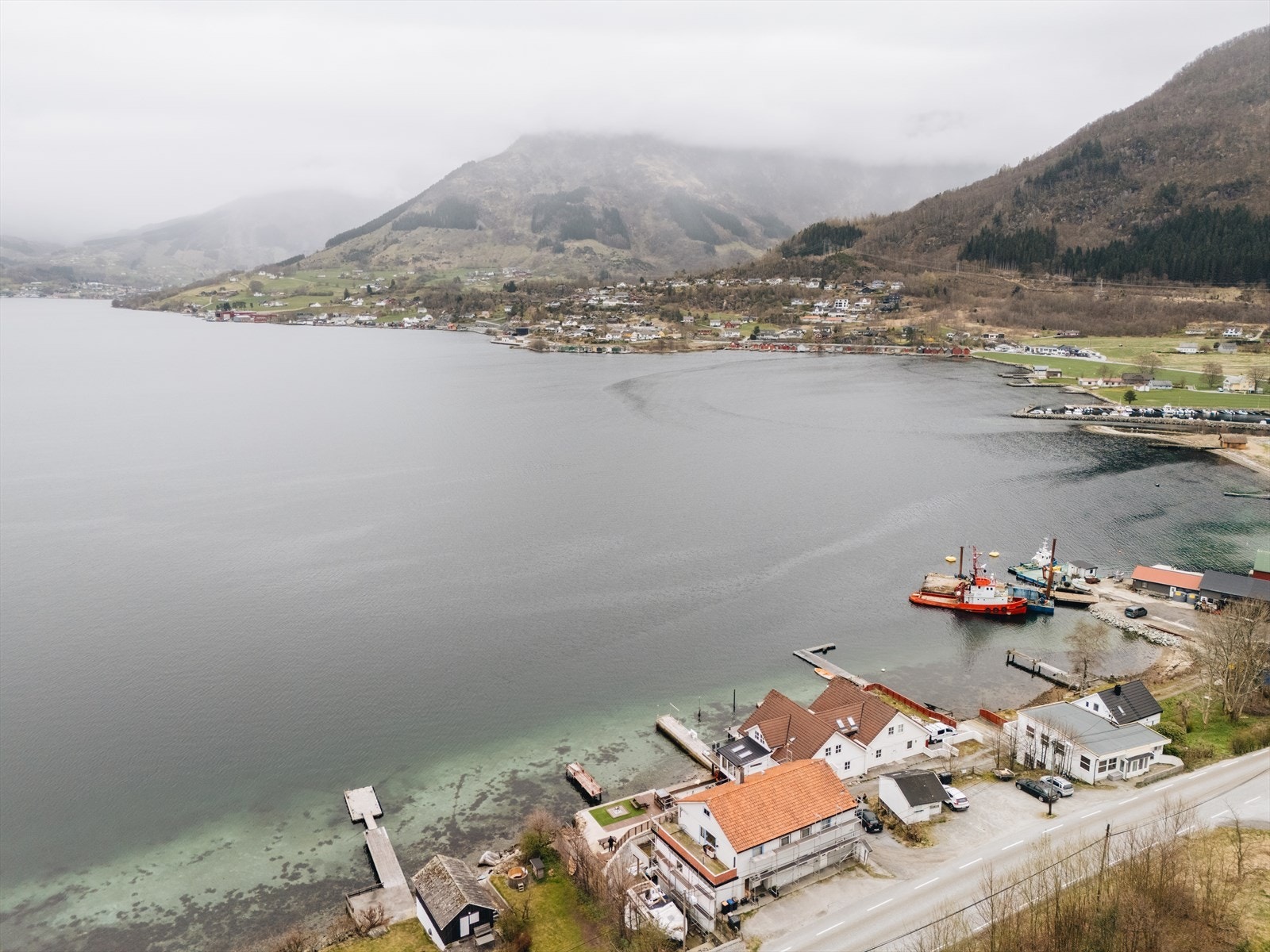 Her bor man omkranset av vakker natur, fjord, og fjell, med bare en kort kjøretur unna Rosendal sentrum. Galleribilde