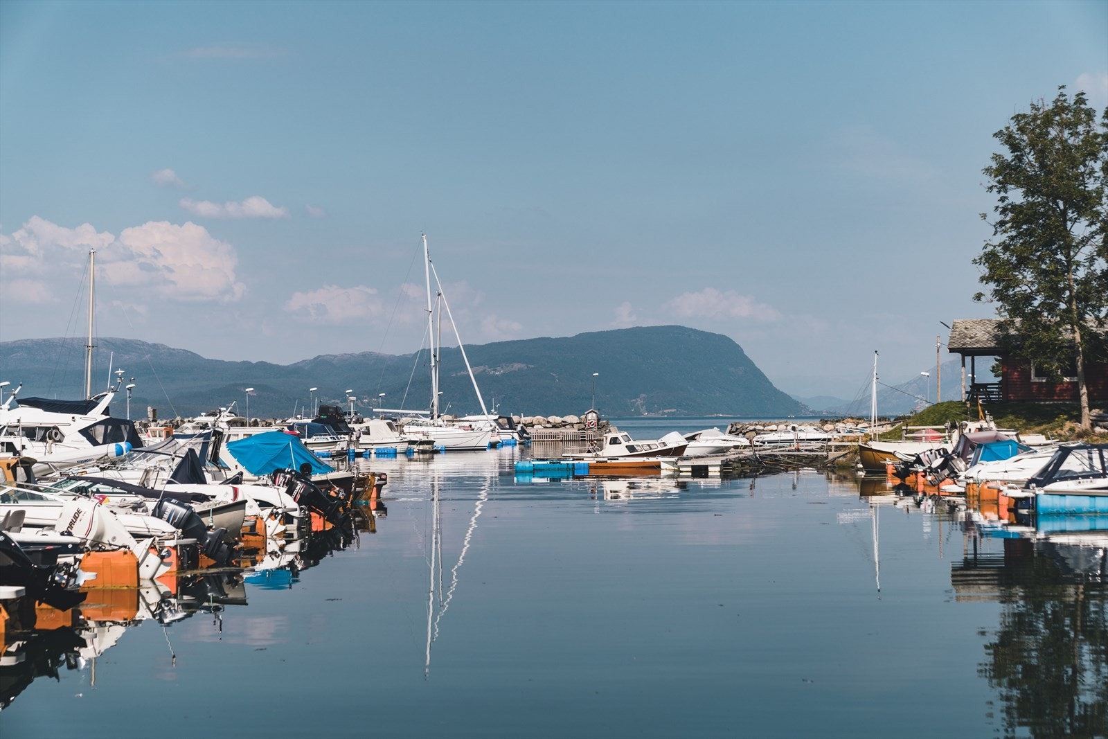 I Rosendal Hamn er det plass til opptil 100 gjestebåter - med vann, strøm, internett og servicebygg m.m. I Skålafjæra. Galleribilde