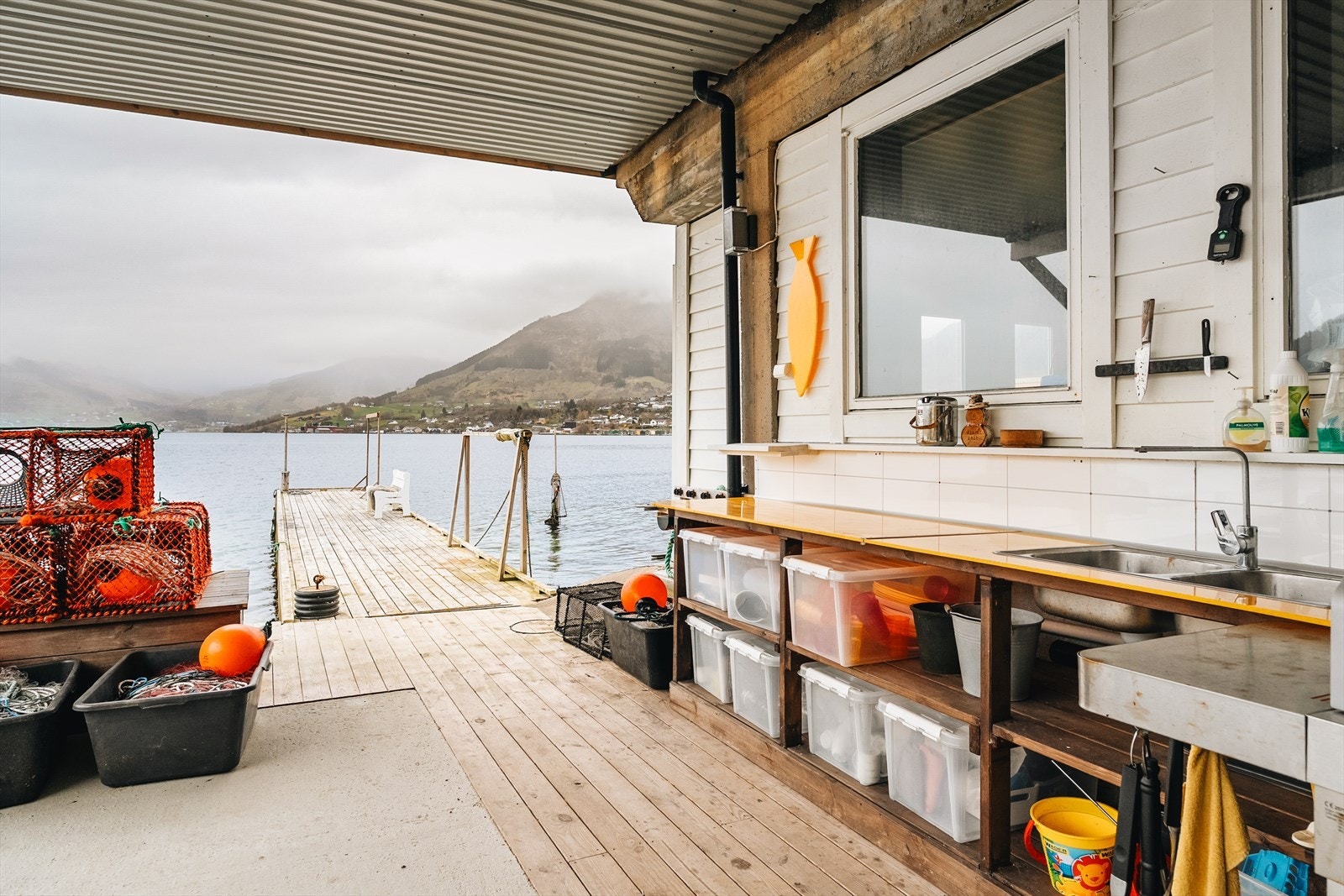 Stort og bruksvennlig naust med god oppbevaringsplass, båtlagring og bod. Galleribilde