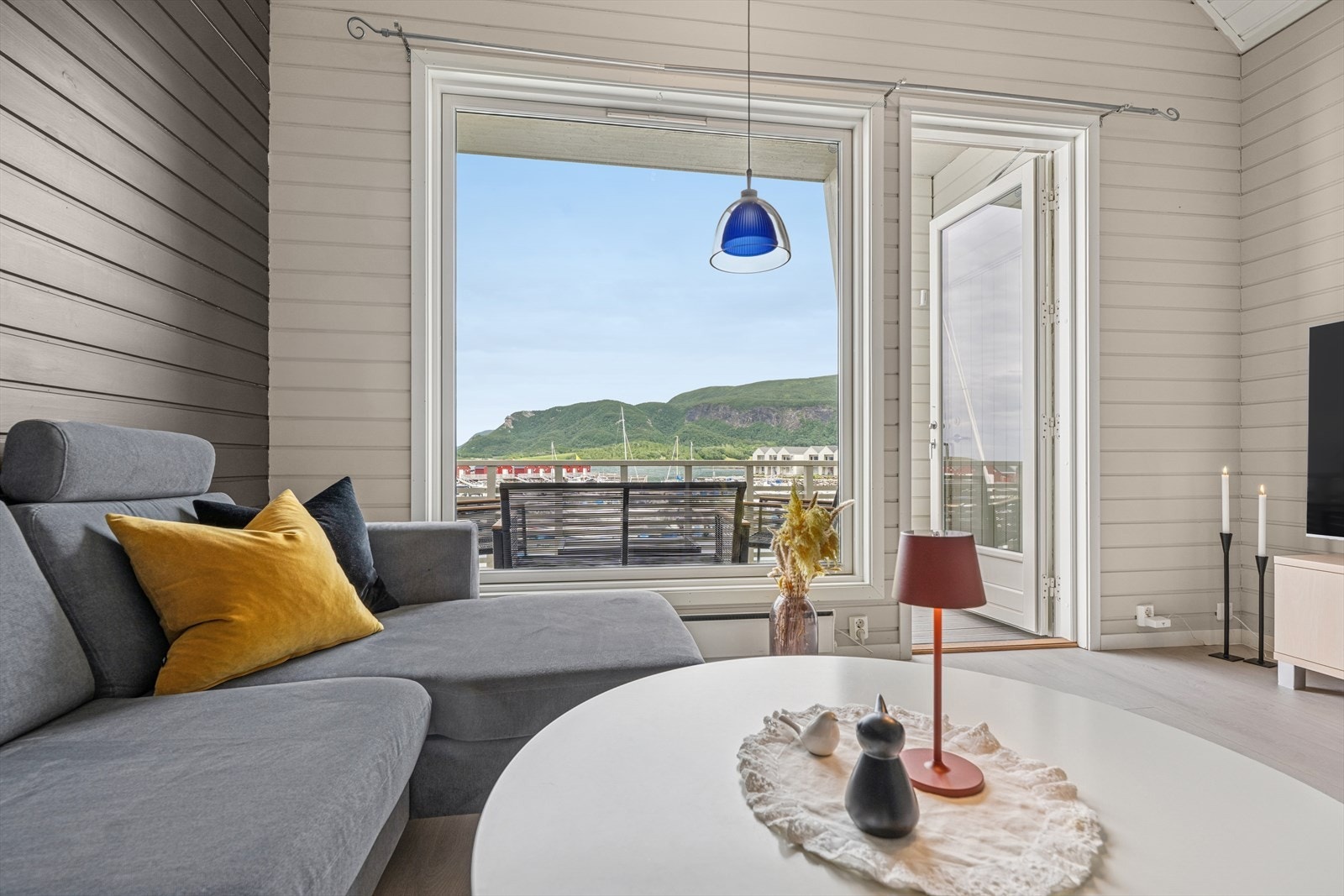 God takhøyde og store vindusflater gir meget god romfølelse. Galleribilde