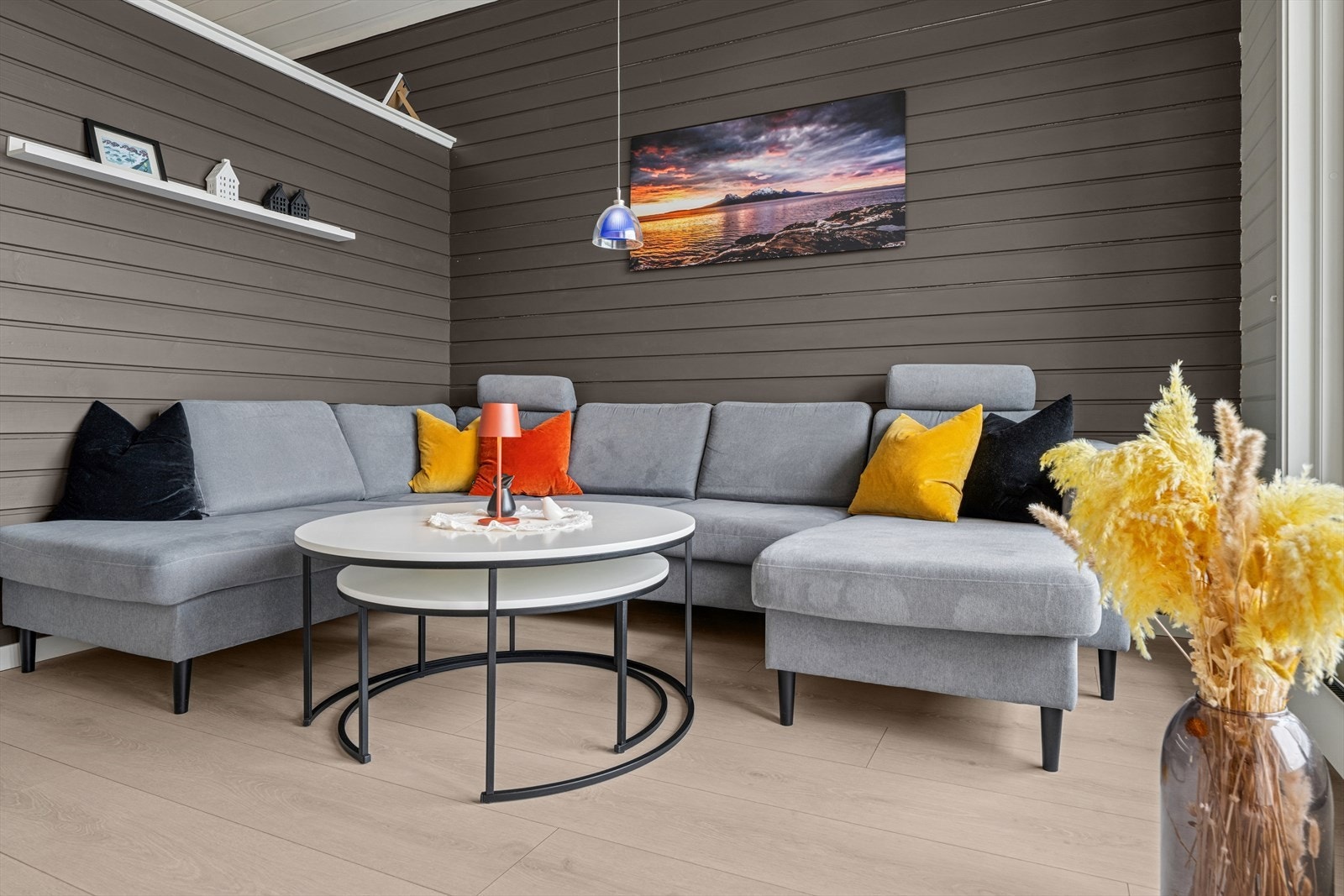 Stuen er malt i moderne farger som skaper en lun og hyggelig atmosfære. Galleribilde