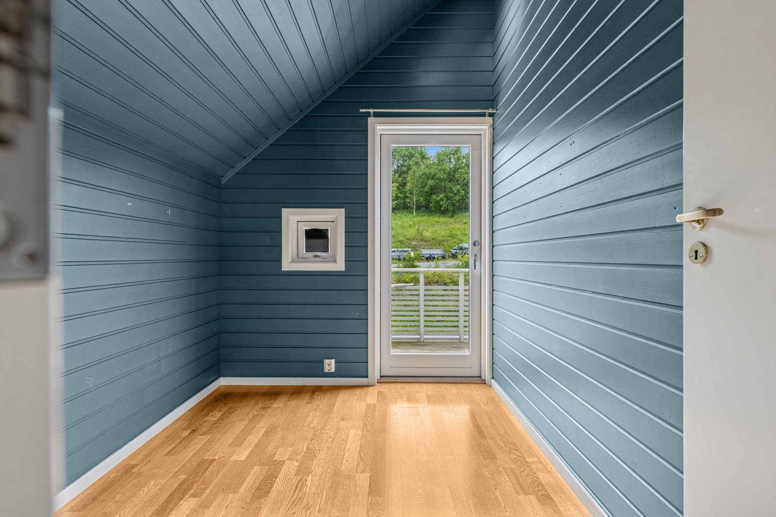 Boligen har tre soverom, hvorav ett har utgang til balkong på baksiden. Galleribilde