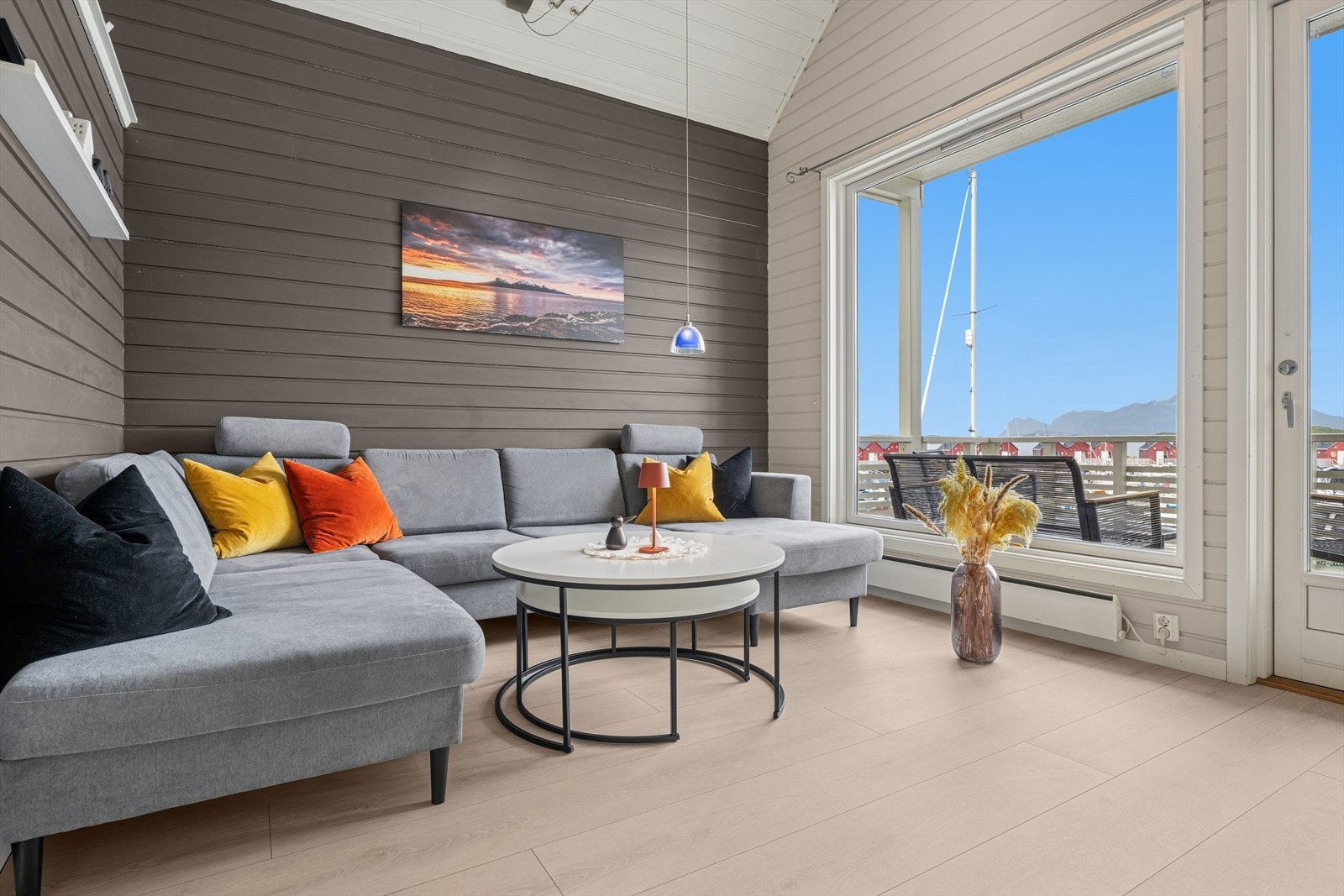 Stuen har plass til romslig sofagruppe med plass til hele familien. Galleribilde