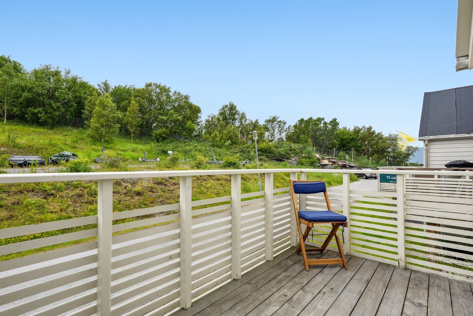 Hyggelig uteplass på baksiden av boligen. Galleribilde