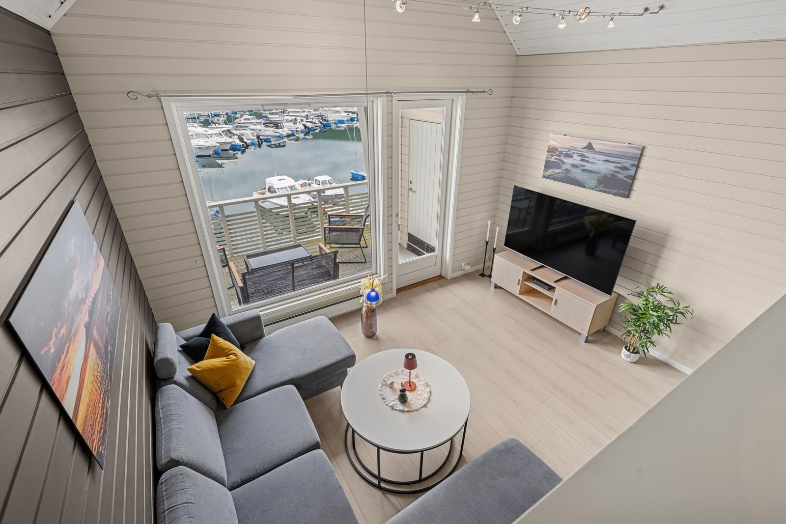 Fra store vindusflater har du nydelig utsikt til båthavnen og mot sjøen. Galleribilde