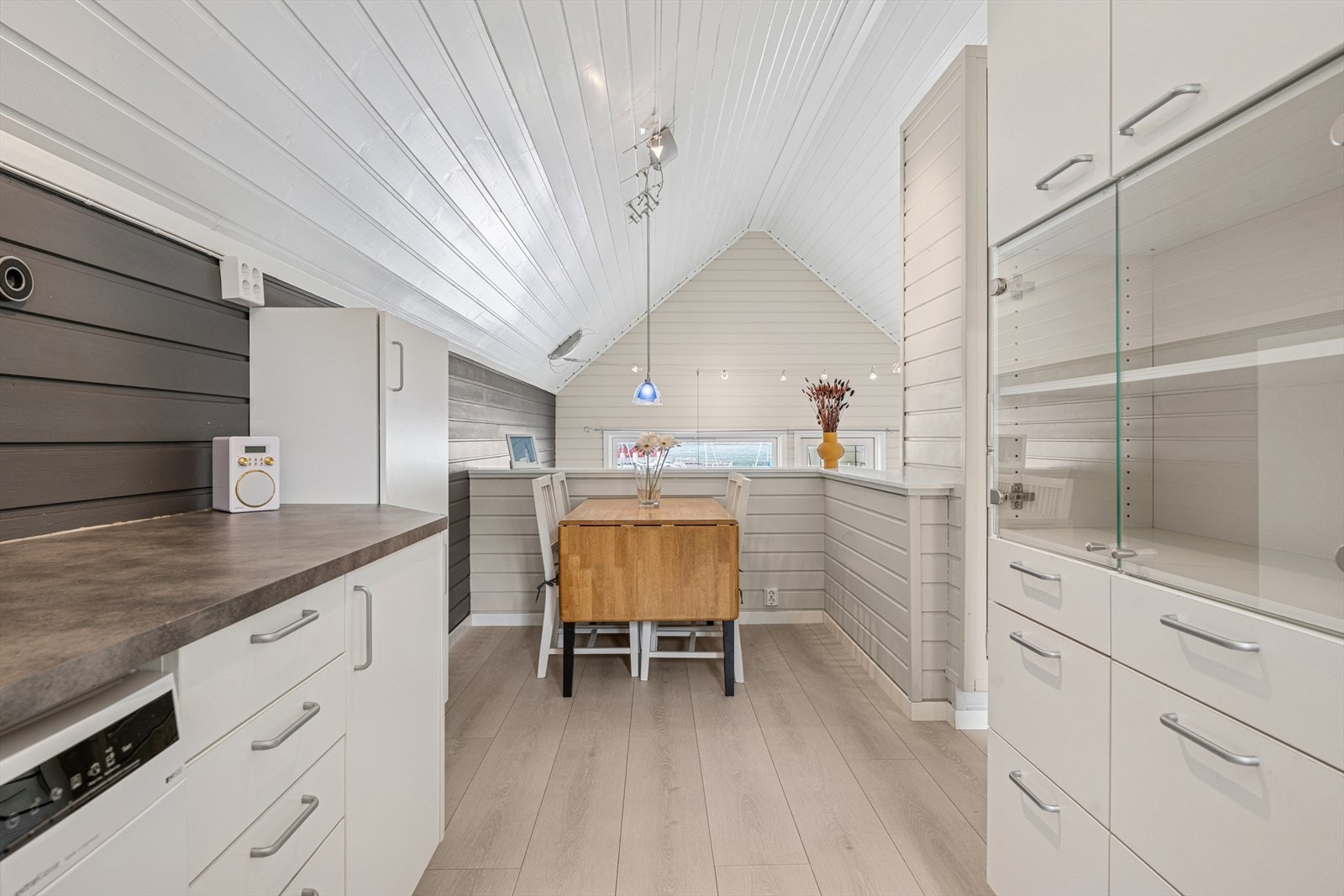 Kjøkkenet har innredning med glatte fronter og laminat benkeplate. Galleribilde