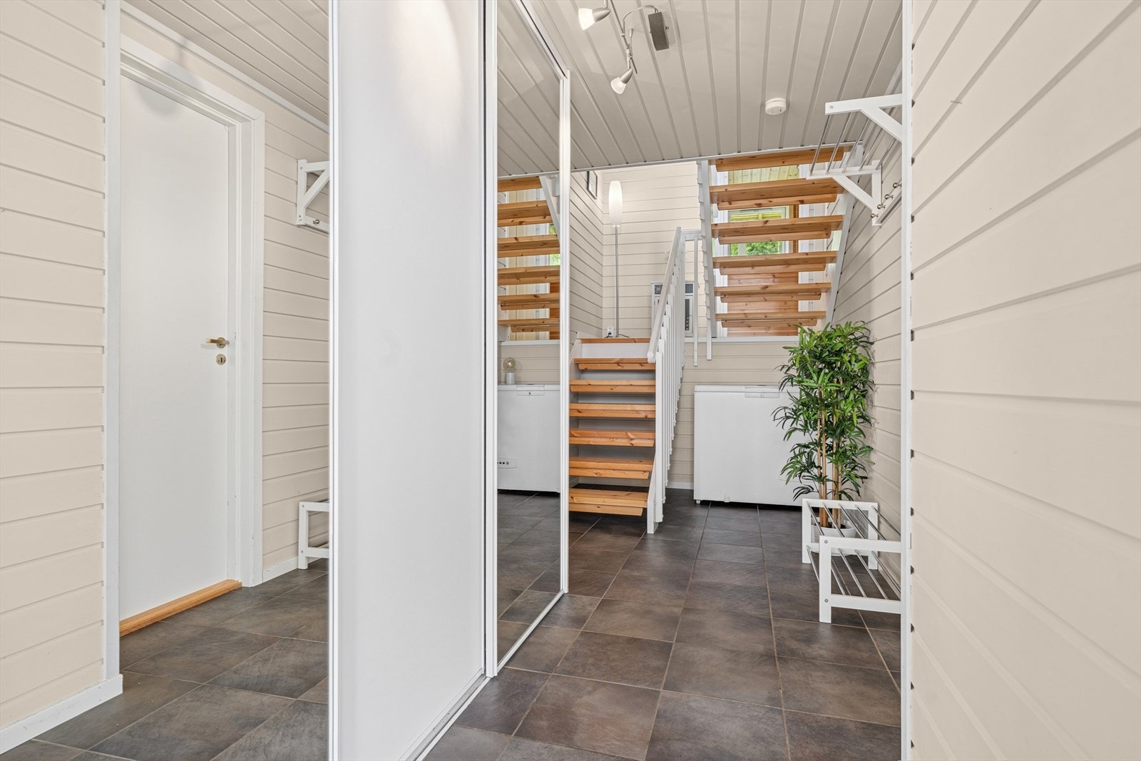 I entreen i 1. etasje er det fliser på gulvet og skyvedørsgarderobe. Galleribilde