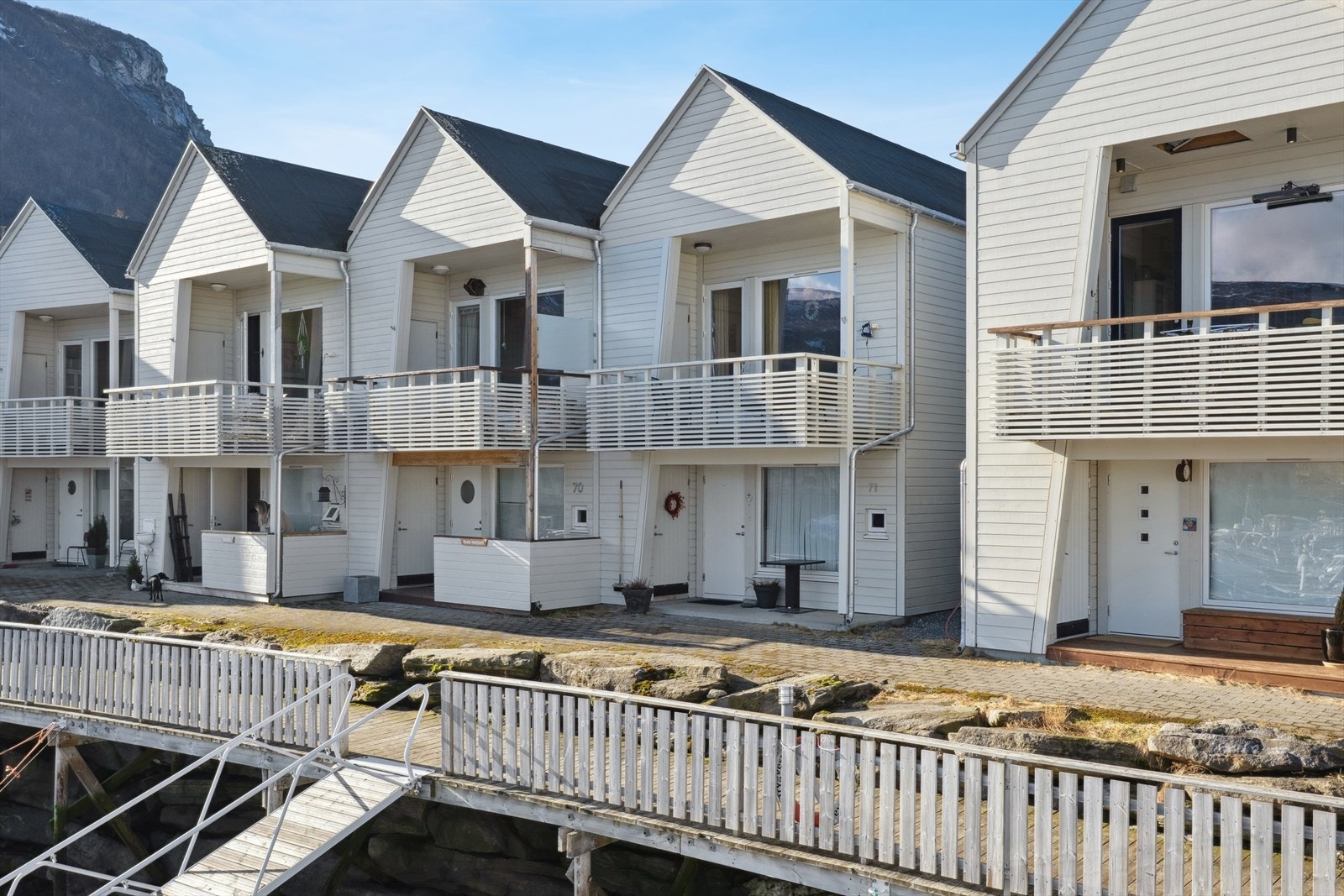 Velkommen til Løpshavn 71, en herlig fritidseiendom like ved sjøen! Galleribilde