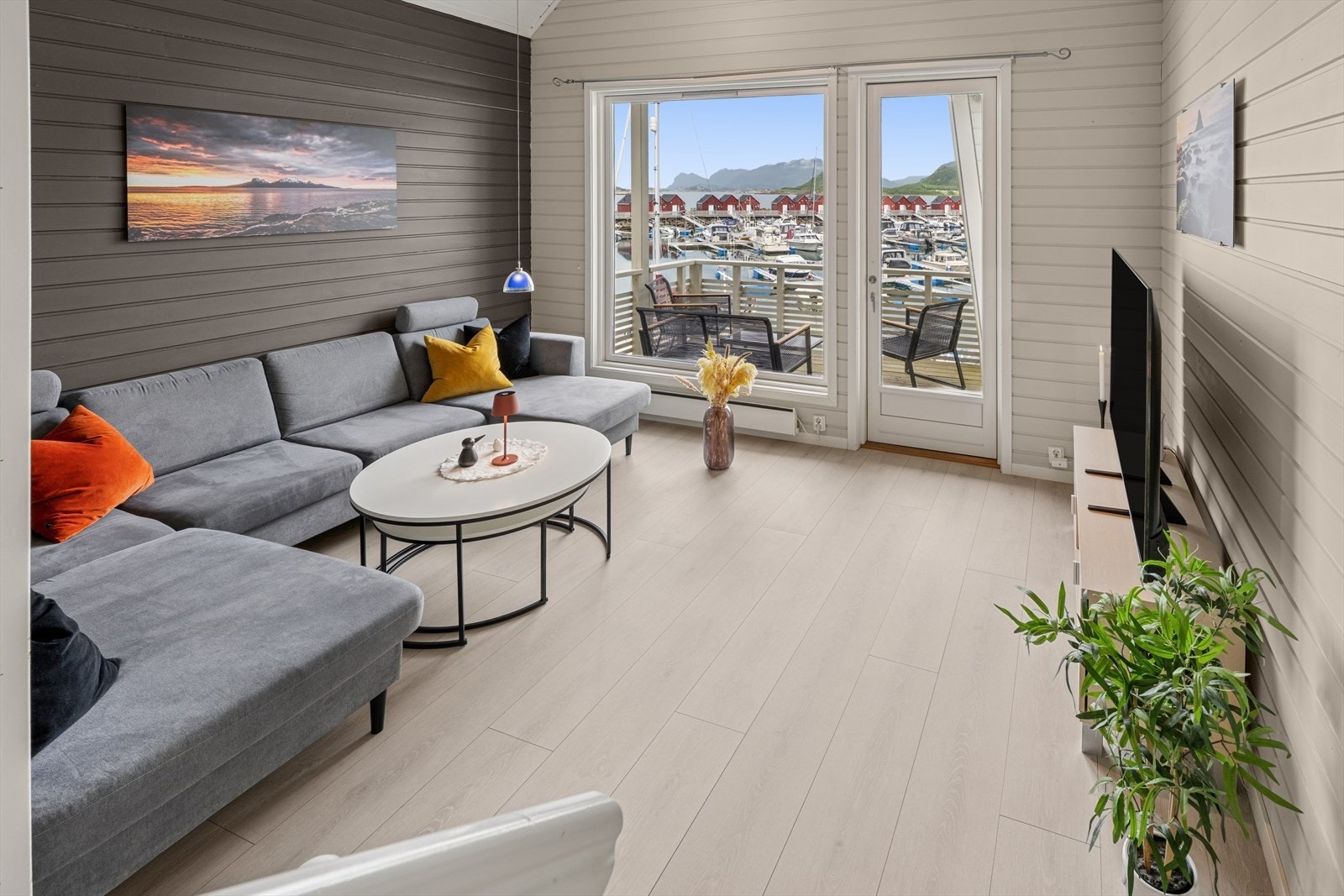 Fra stuen er det utgang til veranda. Galleribilde