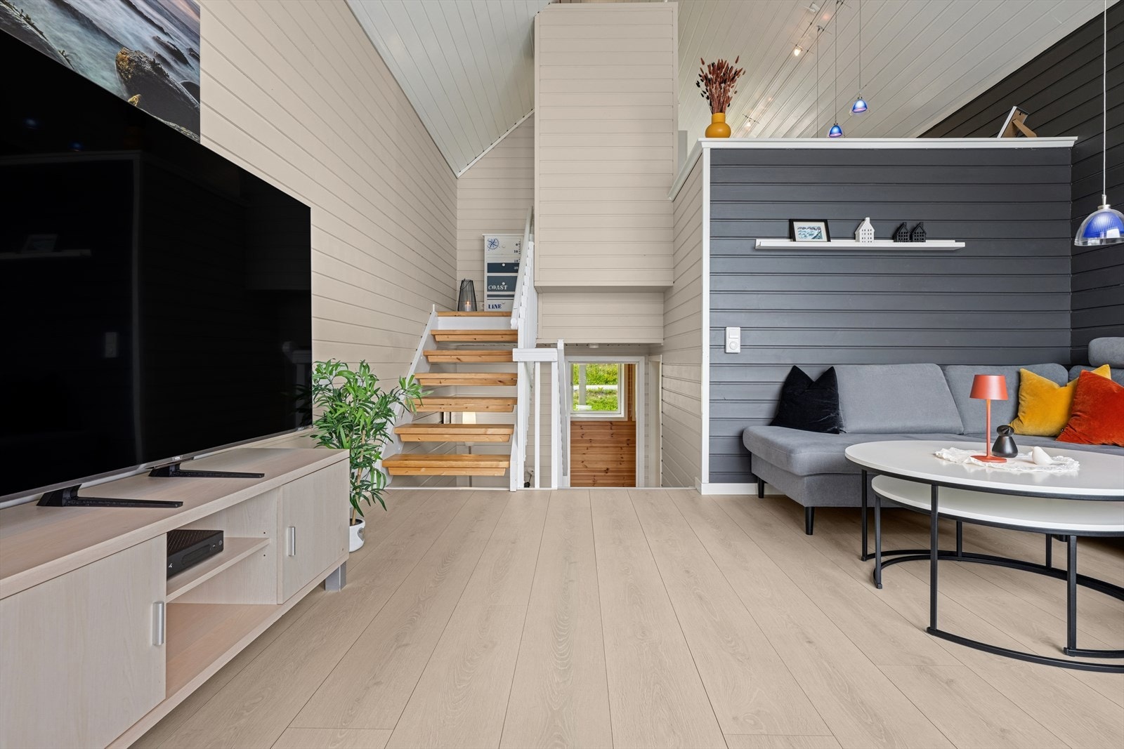 Trapp videre opp til kjøkkenet fra stuen Galleribilde