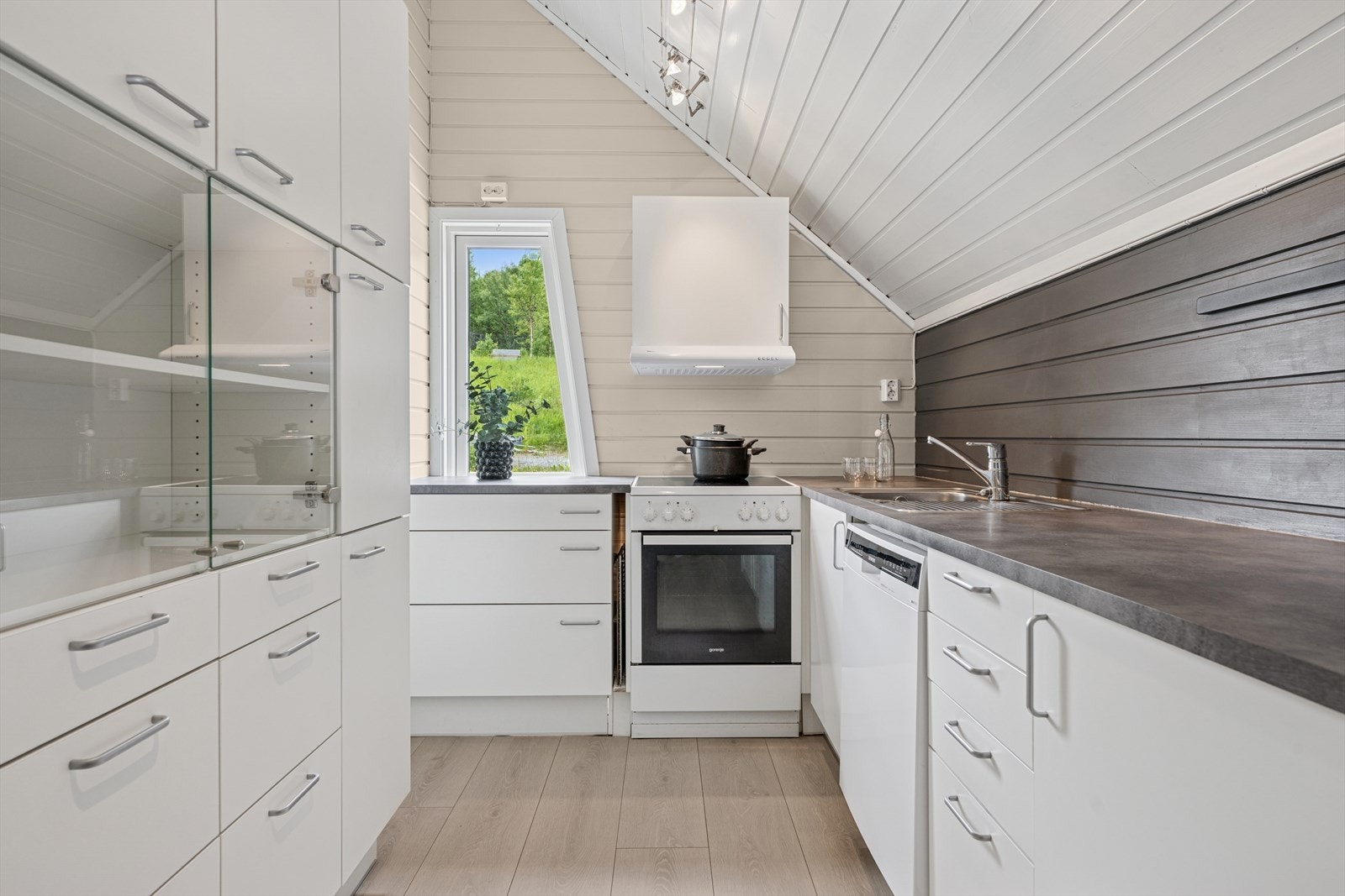 Meget god skap- og benkeplass. Galleribilde