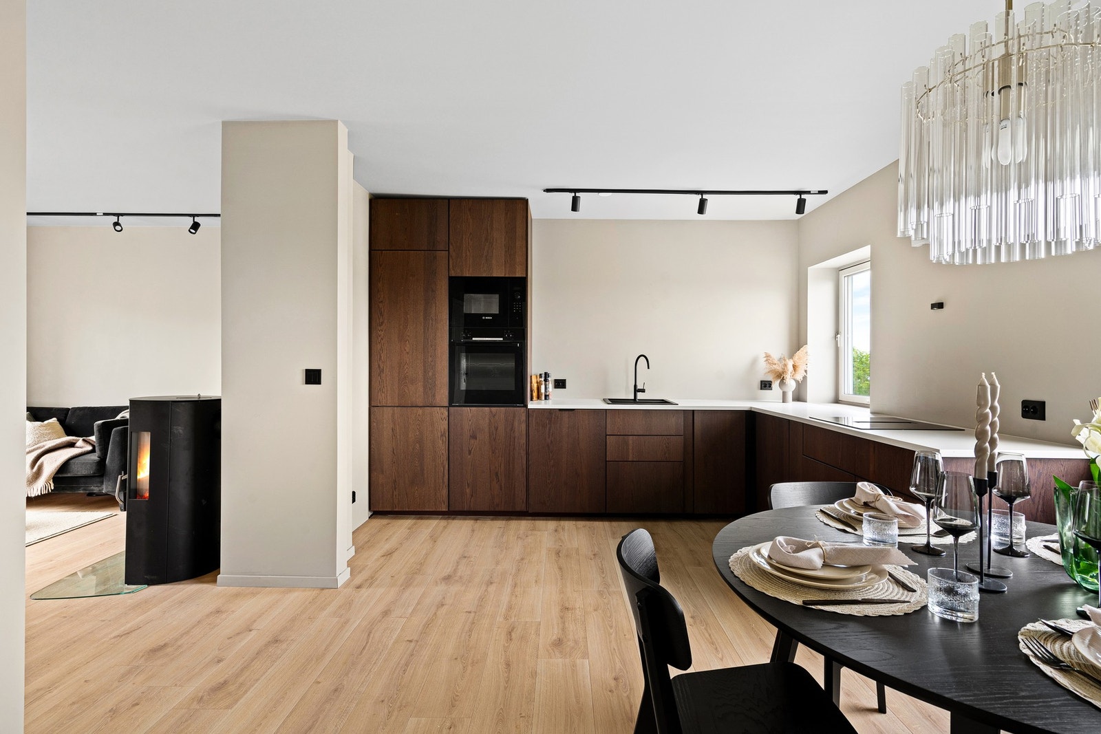 Lekkert kjøkken med integrerte hvitevarer og god plass til spisebord ved vinduet. Galleribilde