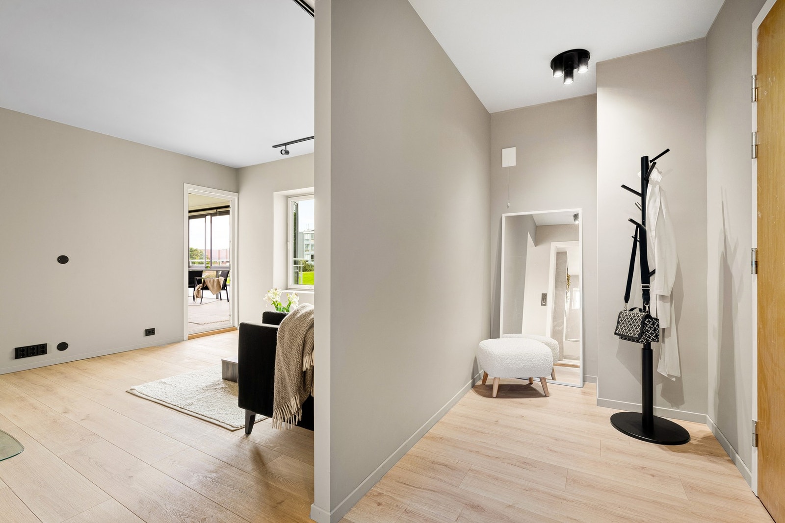 Like ved døren er det plass til skap. Galleribilde