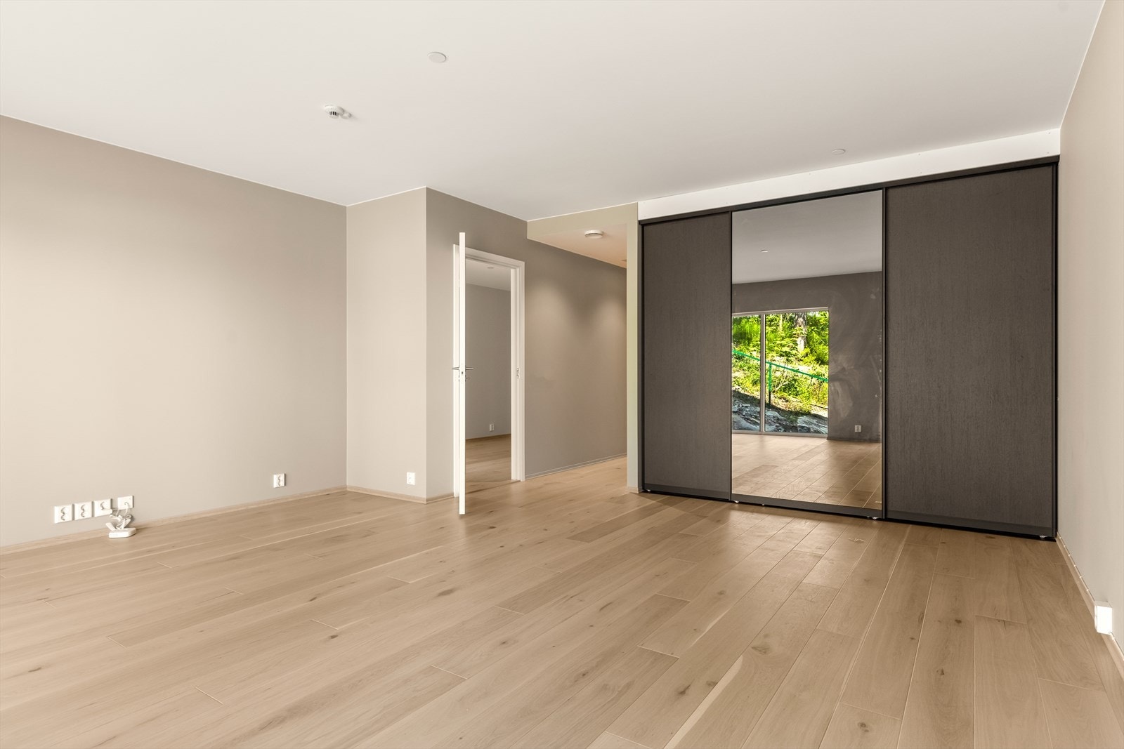 Det er avsatt plass til kjøkkeninnredning der hvor skyvedørsgarderoben er Galleribilde