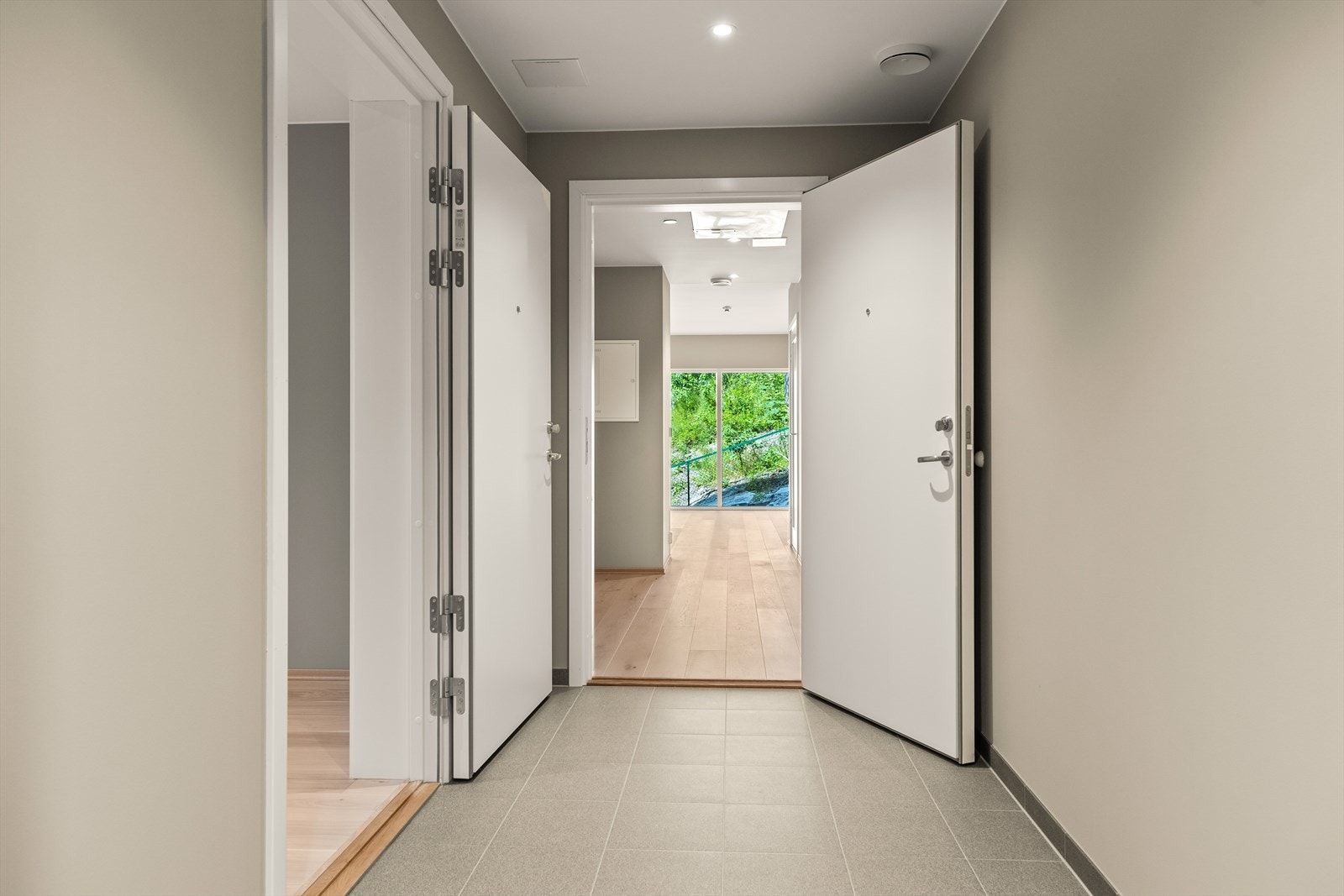 Felles gang hvor den minste delen er rett fram og hoveddelen til venstre Galleribilde