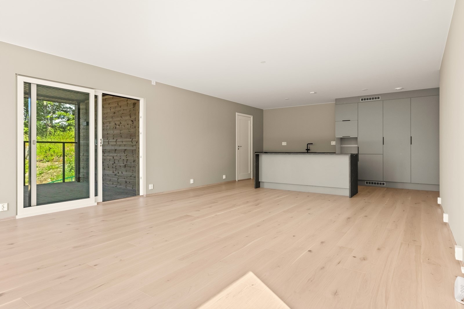 Hoveddel: Stor stue/kjøkken med åpen løsning på 45kvm Galleribilde