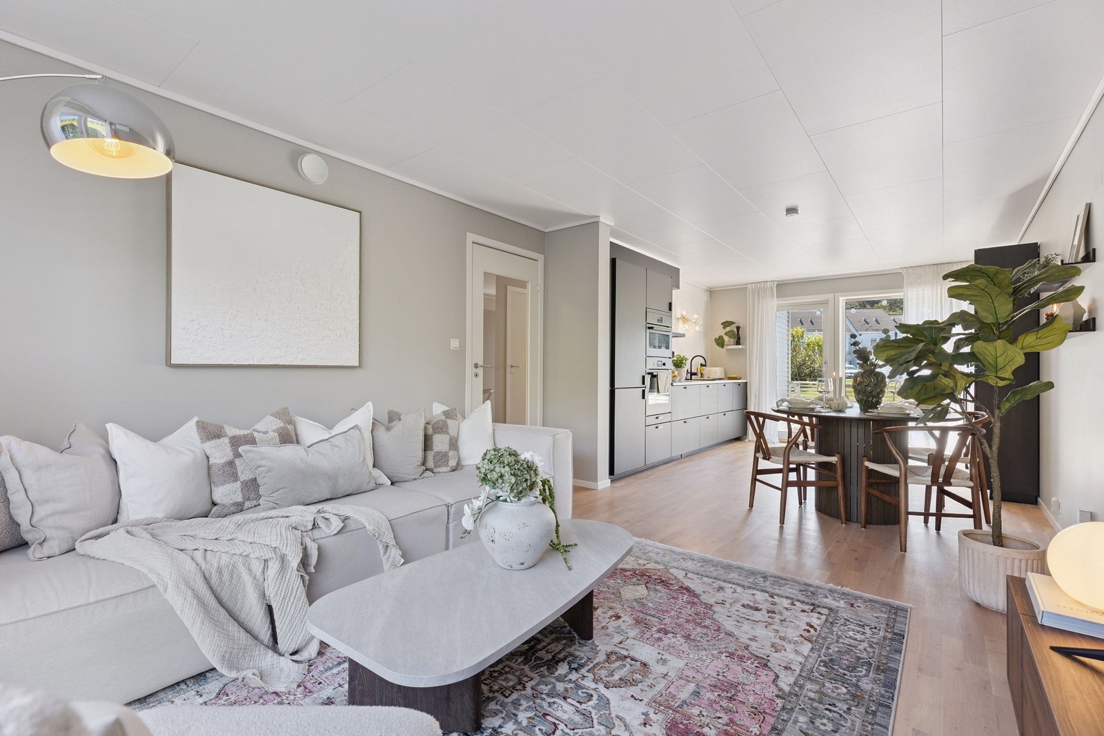 God plass til sofagruppe og spisestue. Galleribilde