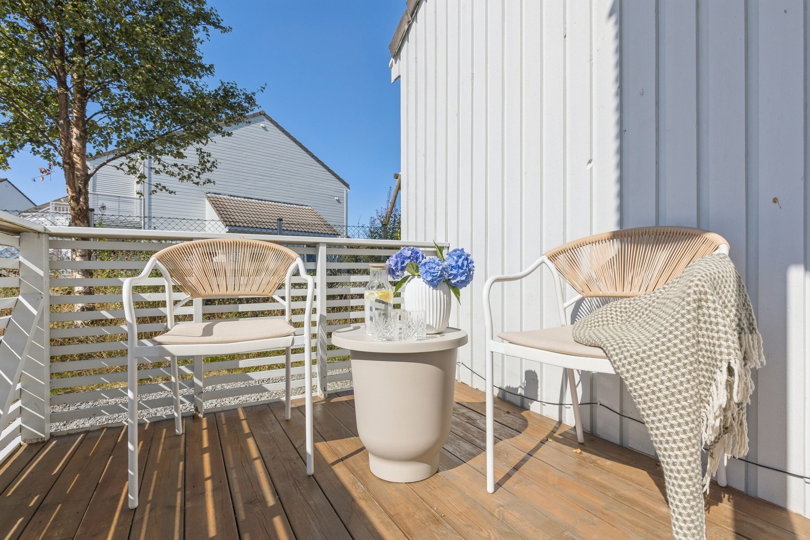 Solrik terrasse, med god plass til hagemøbler. Galleribilde