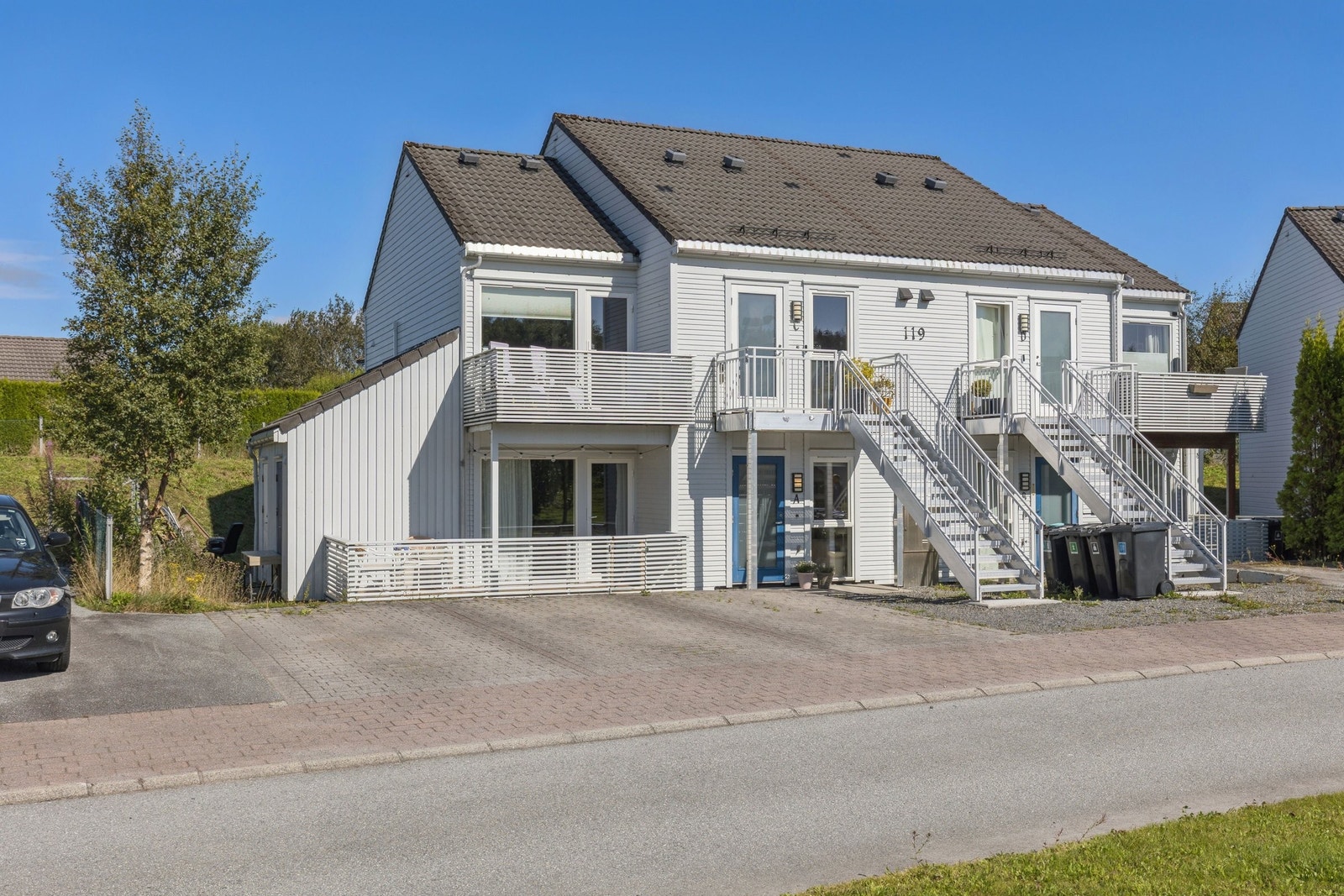 Parkeringsplass på fremsiden. Galleribilde