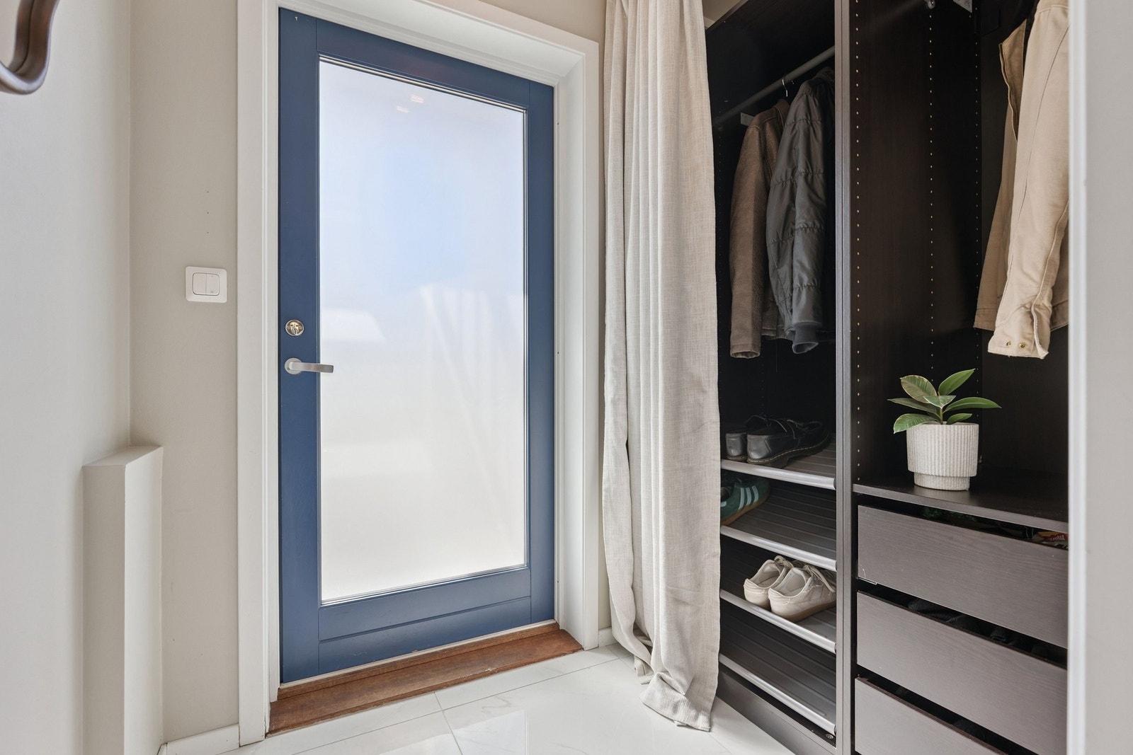 Entre med god plass til yttertøy og sko. Galleribilde