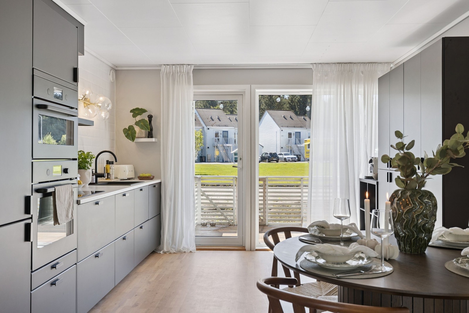 Kjøkken med utgang til solrik terrasse. Galleribilde