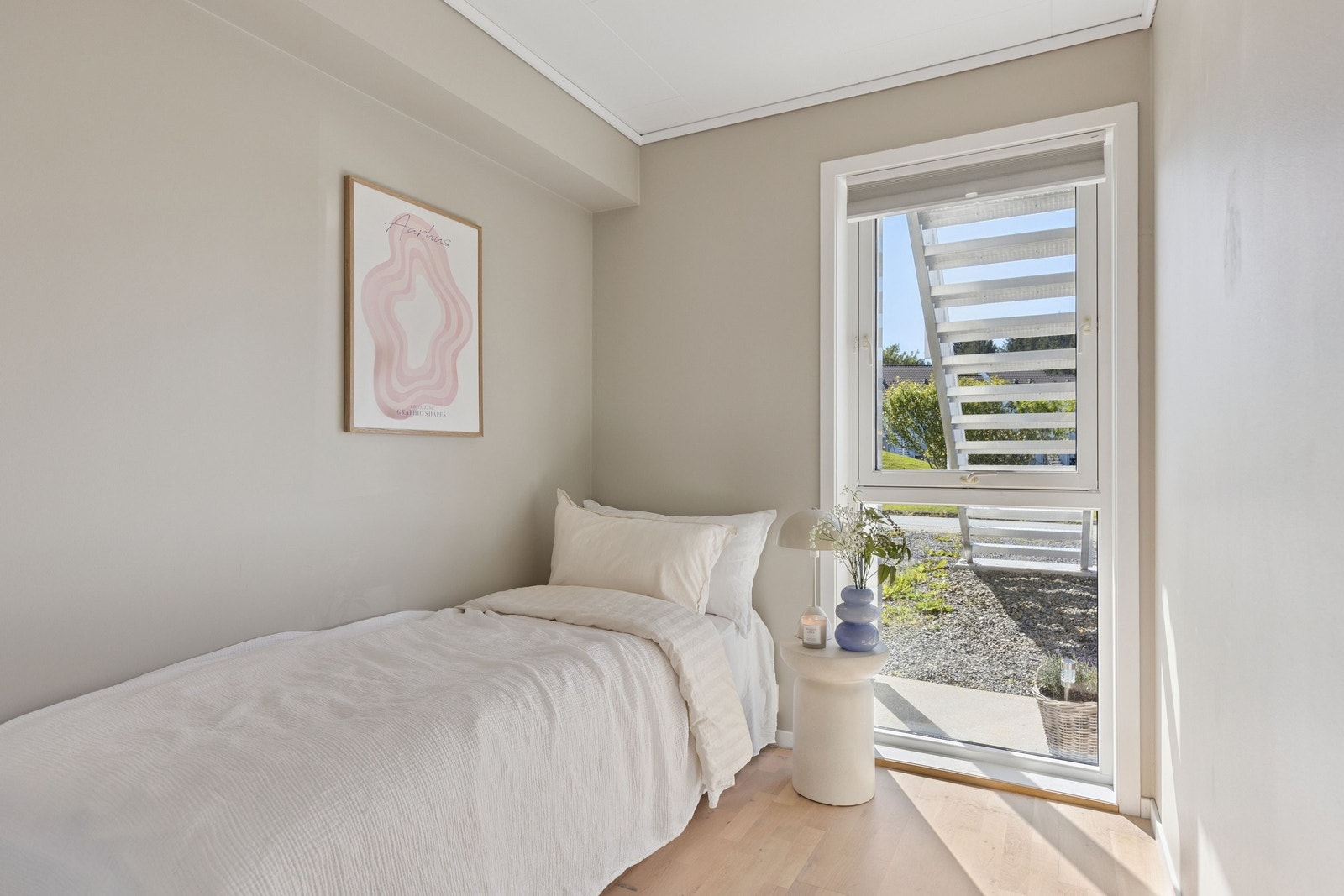 Soverom II med god plass til seng og skrivepult. Galleribilde