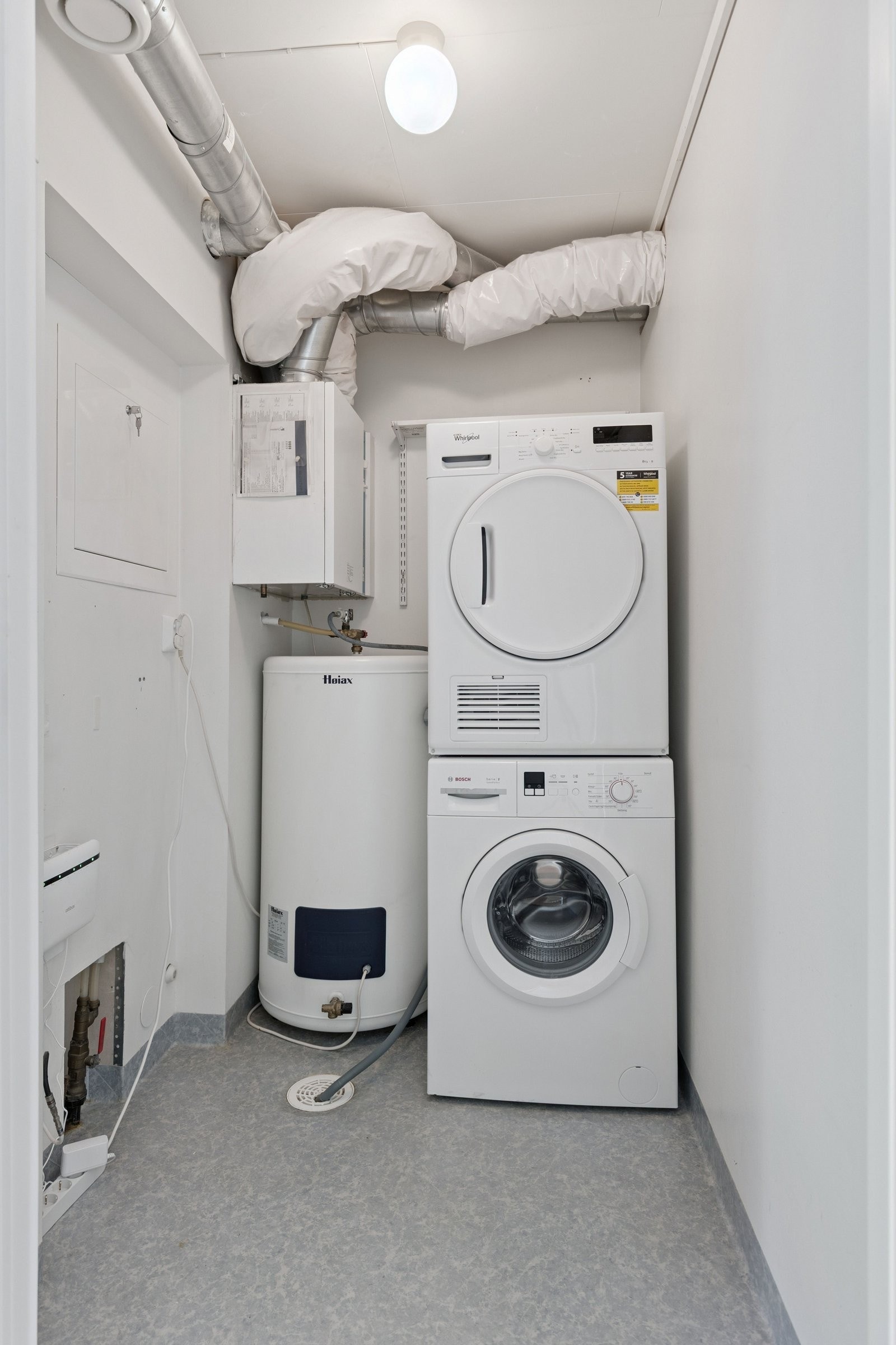 Vaskerom med plass til vaskemaskin og tørketrommel. Galleribilde