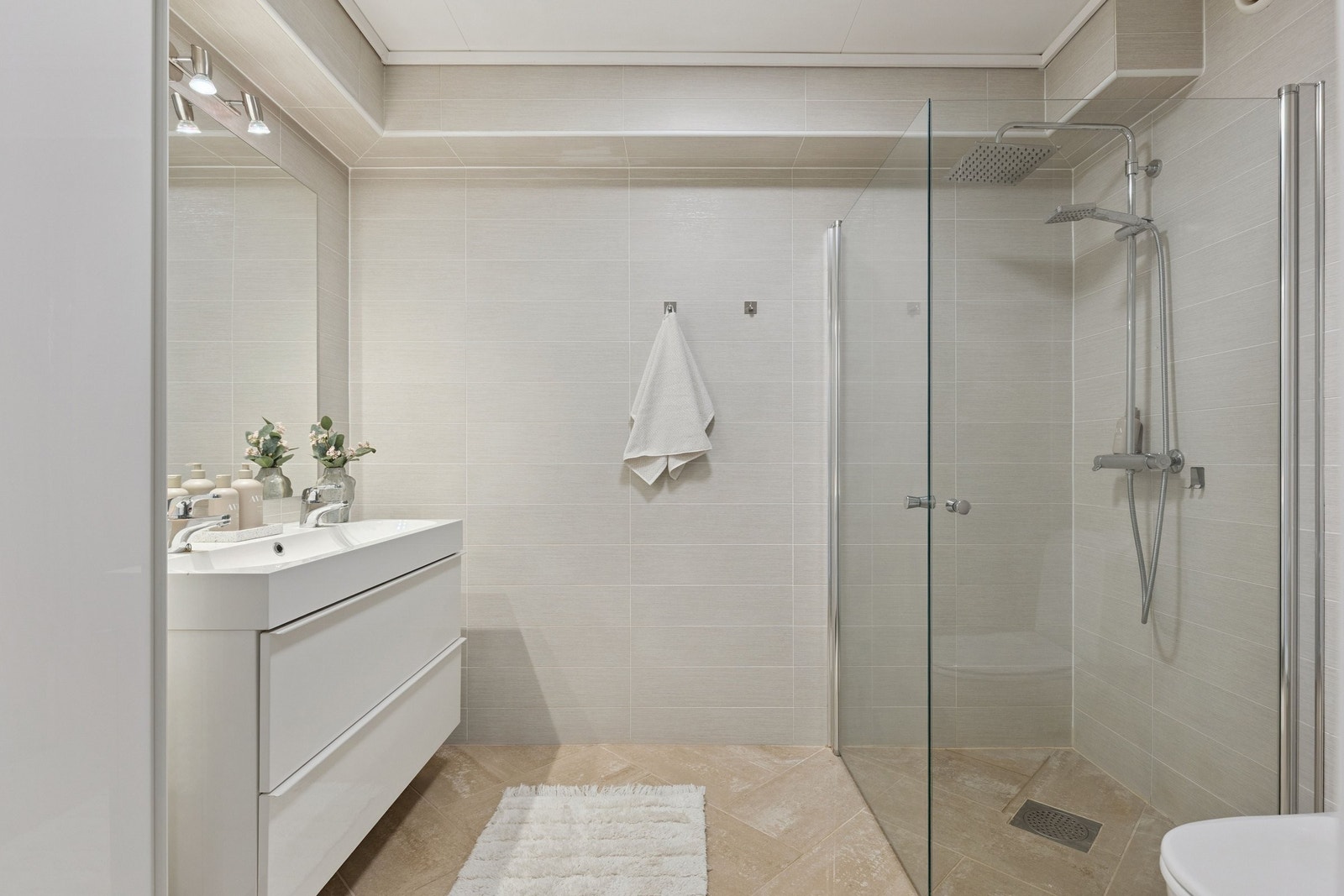 Stort bad med flislagt gulv og vegger. Galleribilde