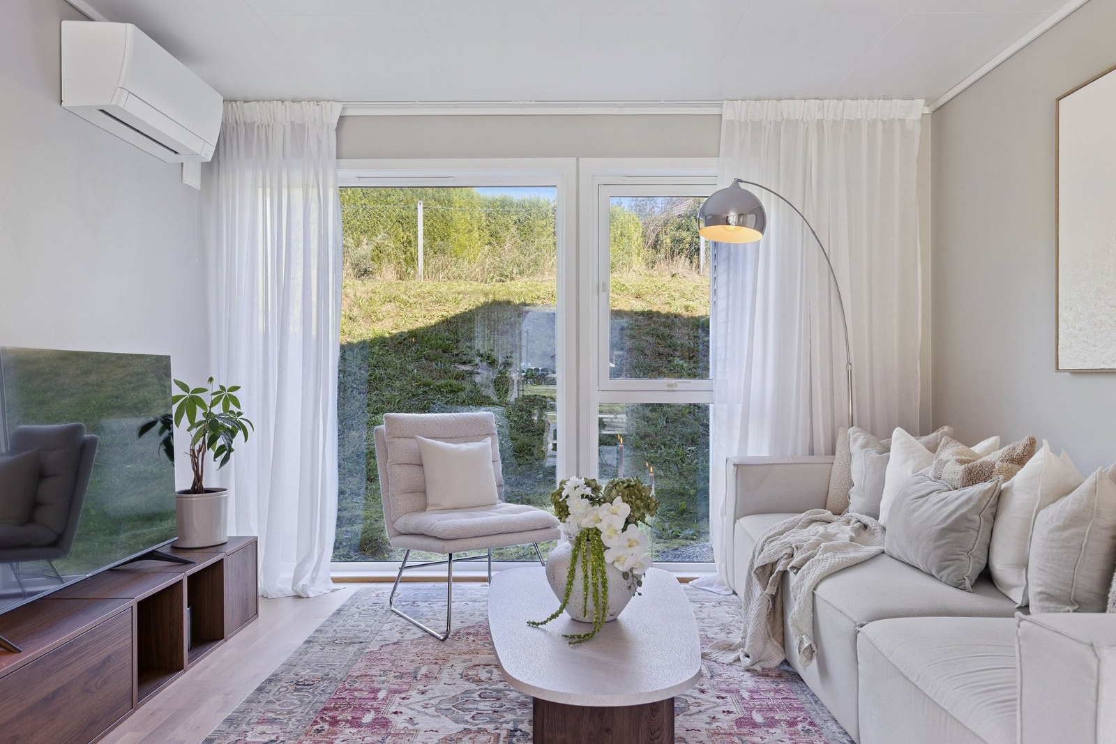 Stue/kjøkken er et gjennomgående rom med store vindusflater som gir et godt lys. Galleribilde