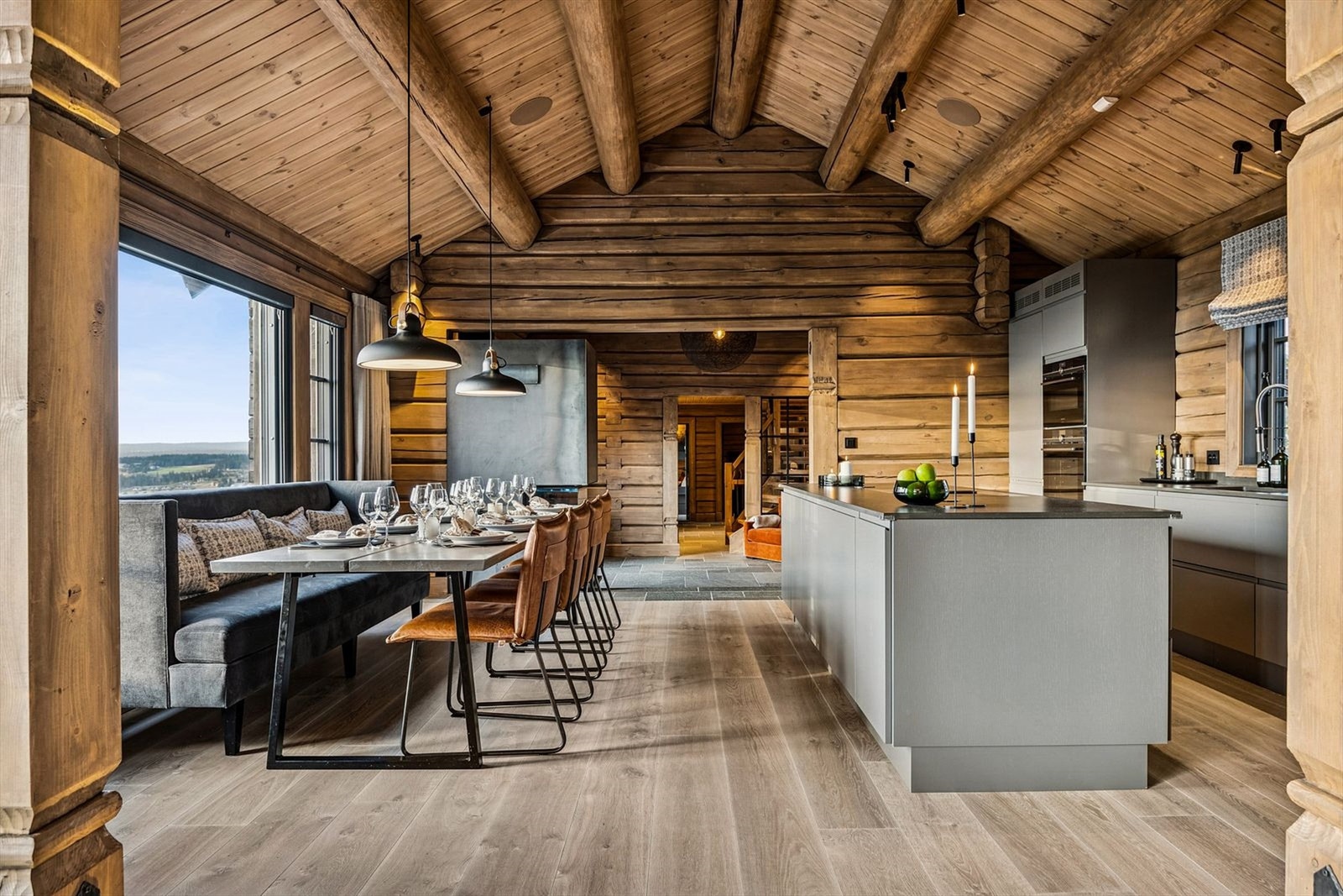 Her får du en stor kjøkkenøy med integrert platetopp og ventilasjon, doble stekeovner, tallerkenvarmer, 2 oppvaskmaskin for god kapasitet og kjøleskap. Galleribilde