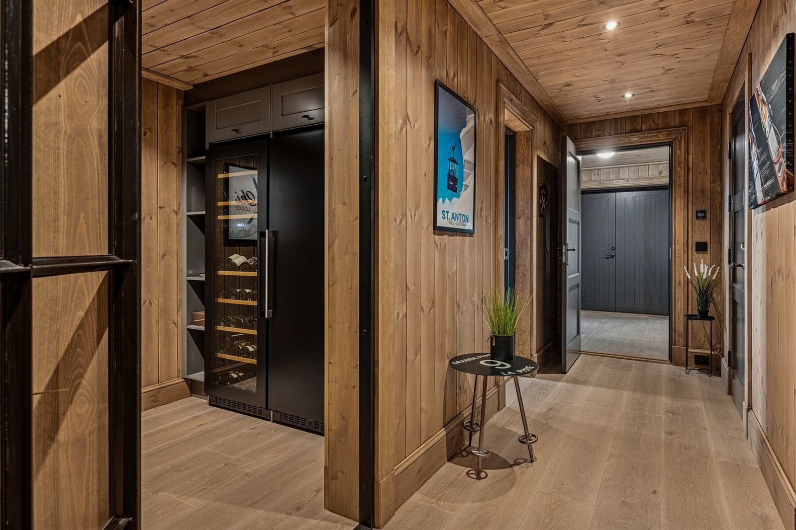 Mellomgang i kjeller med adkomst til de fleste rom. Galleribilde