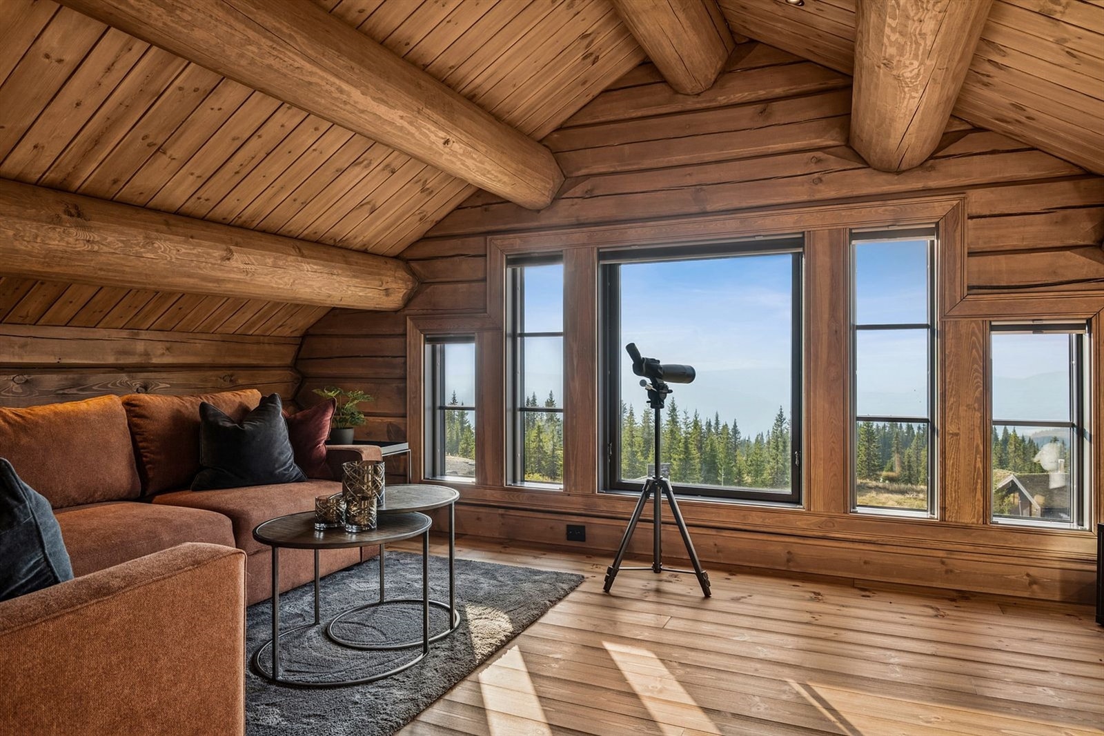 Fra rommet har du panoramautsikt fra store vindusflater. Galleribilde