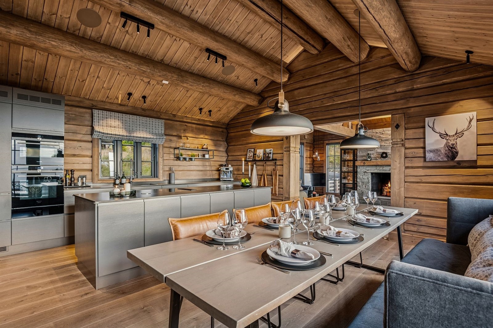 I tillegg er det både downlights og høyttalere i himlingen. Galleribilde