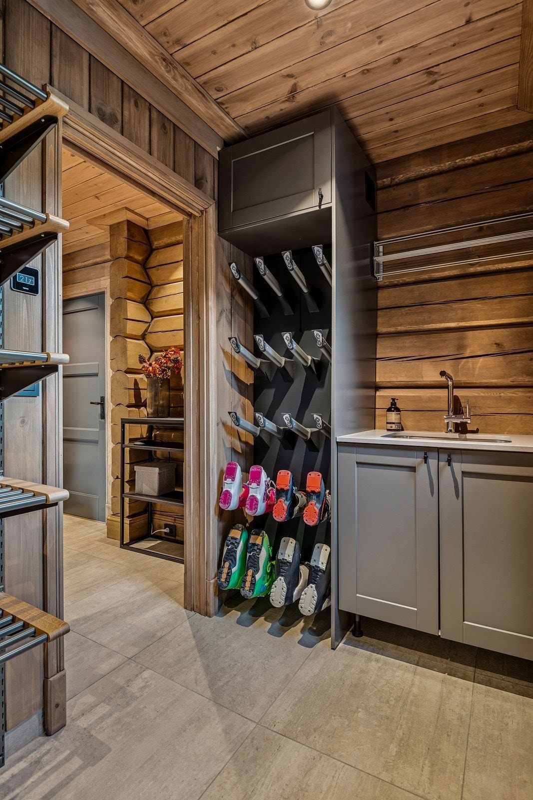 Et eget vaskerom i hytta gir en stor fordel, spesielt på en fjellhytte, hvor aktive dager ofte innebærer vått tøy, skitne støvler og behov for tørking og vask. Galleribilde