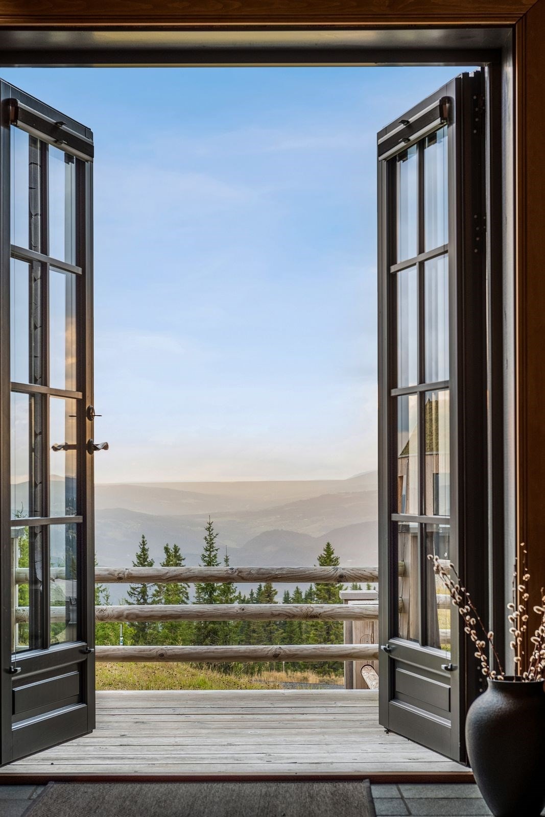 Vestvendt terrasse med utgang fra gang, på 26 kvm. Galleribilde